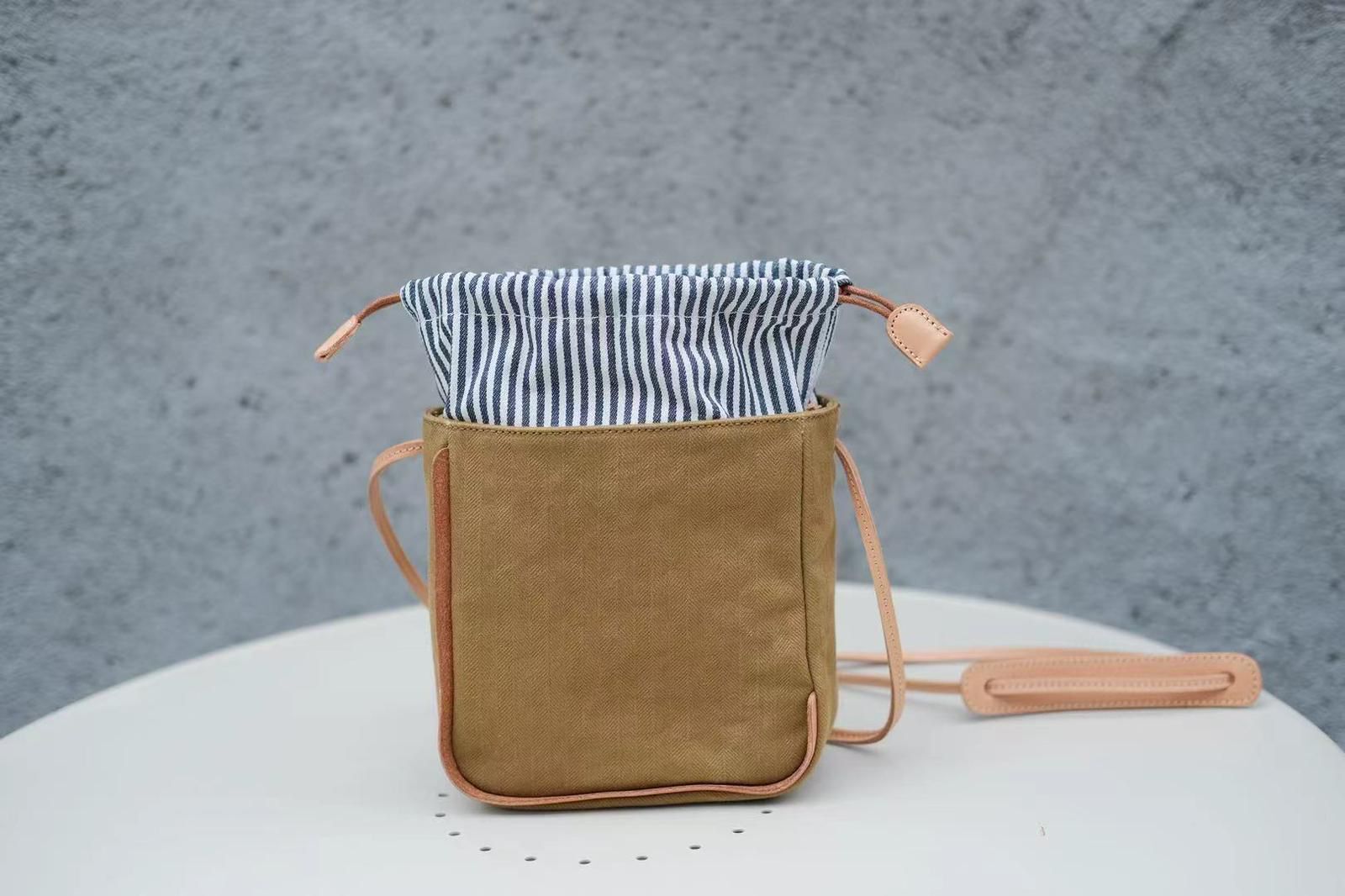 B07-橫紋密織純棉洗水帆布拼頭層植鞣牛皮