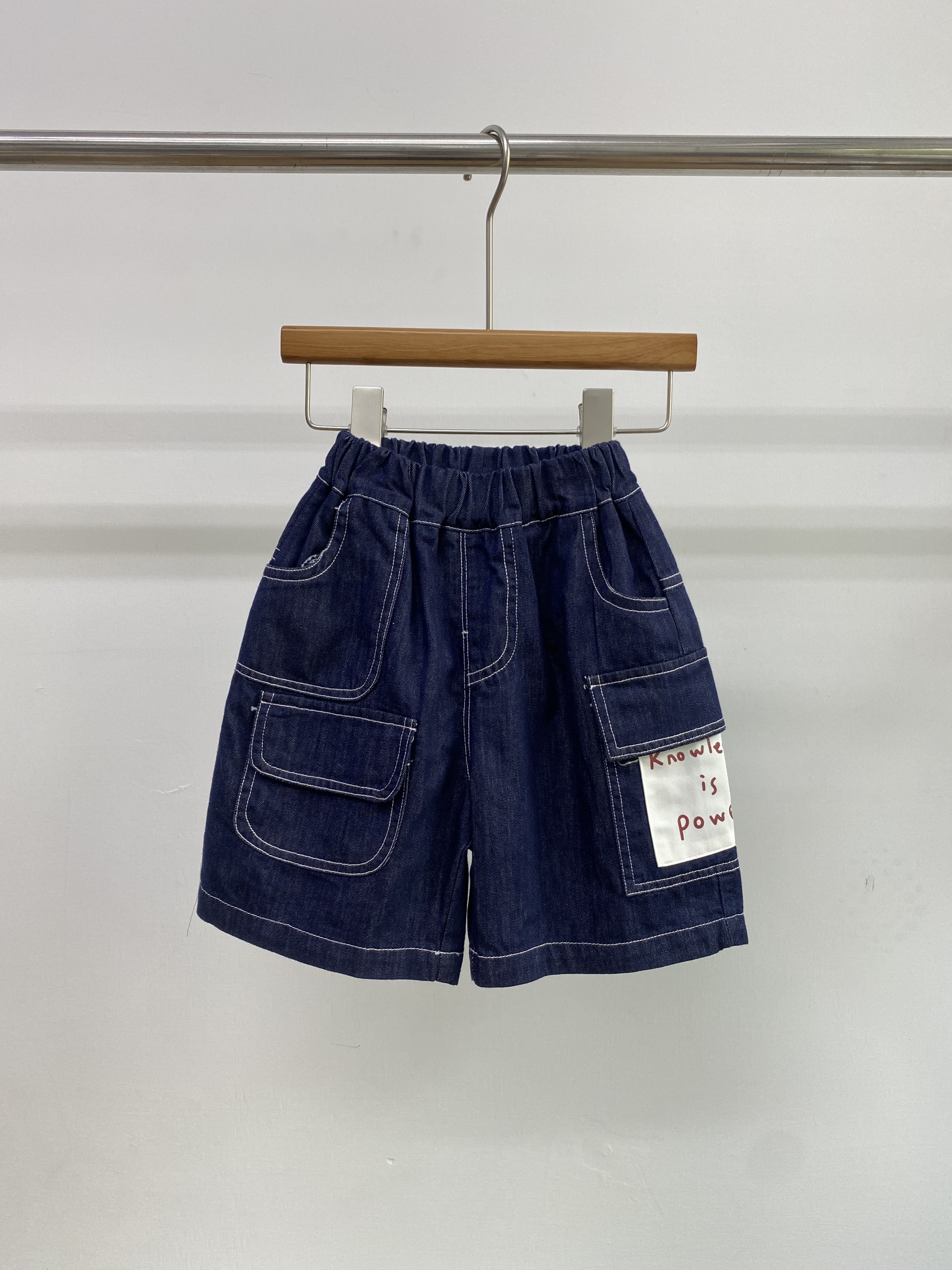 A04855口袋字母牛仔五分褲