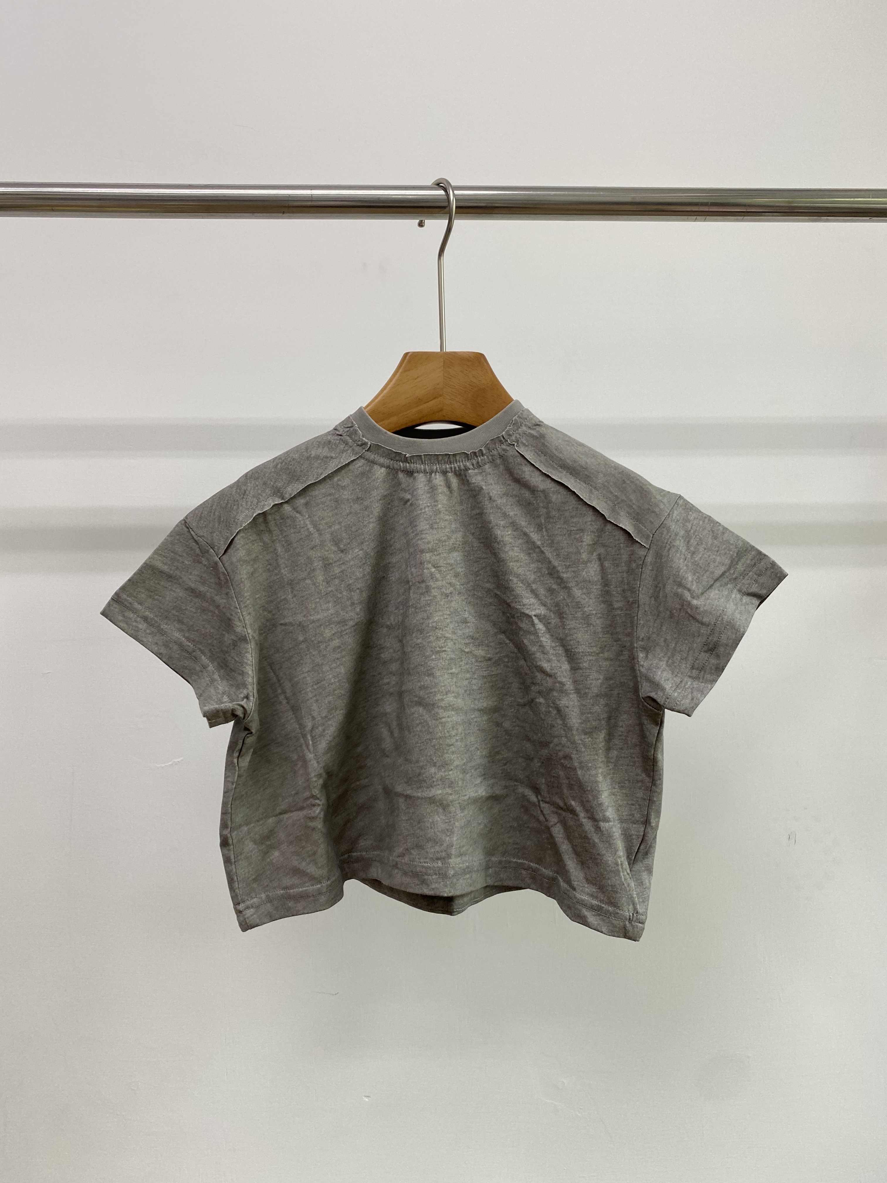 A04857領口不收邊造型上衣