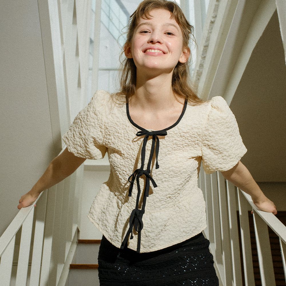 VITALSIGN Flower Jacquard Ribbon Puff Blouse (2c)