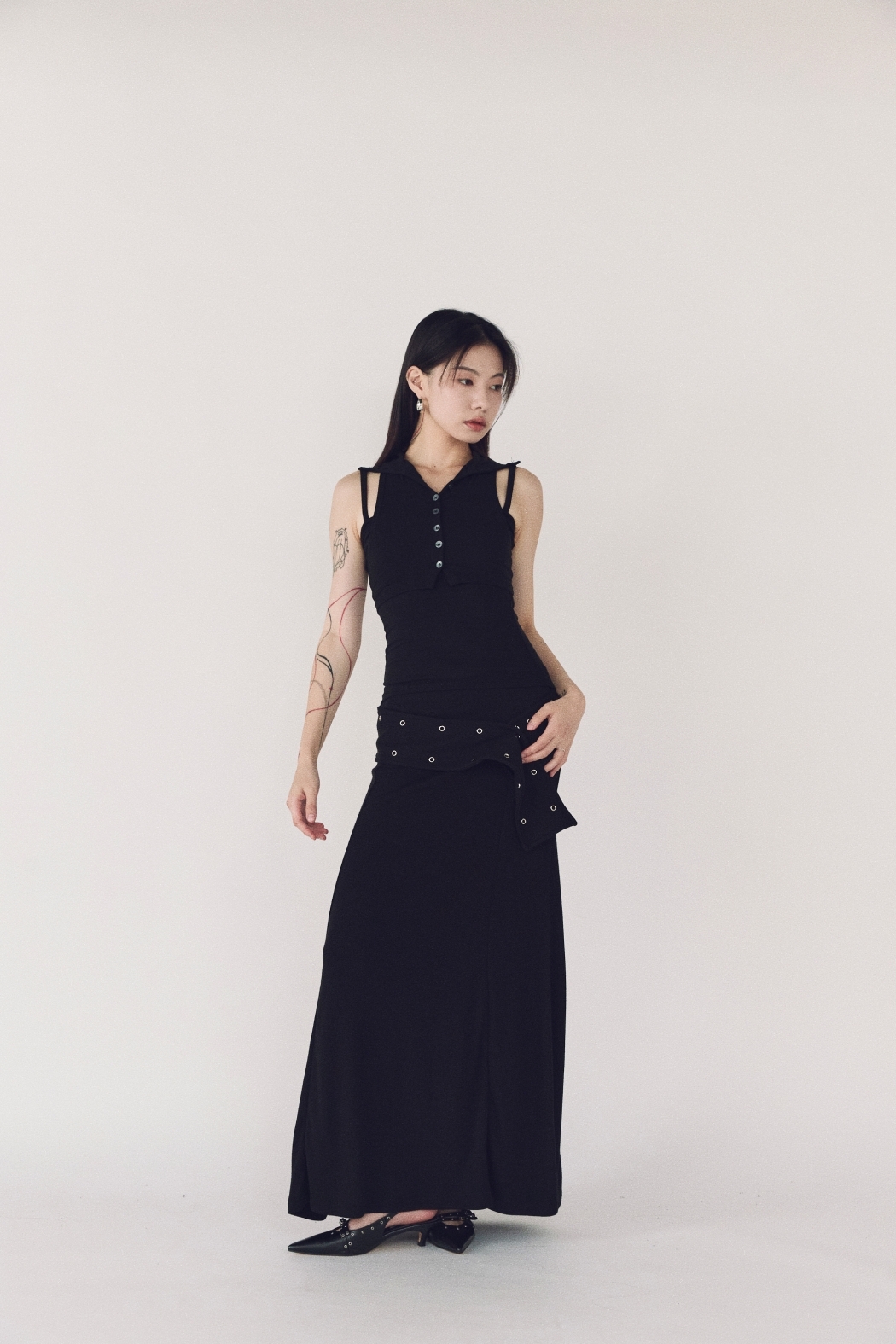 釦眼腰帶修身長裙-黑