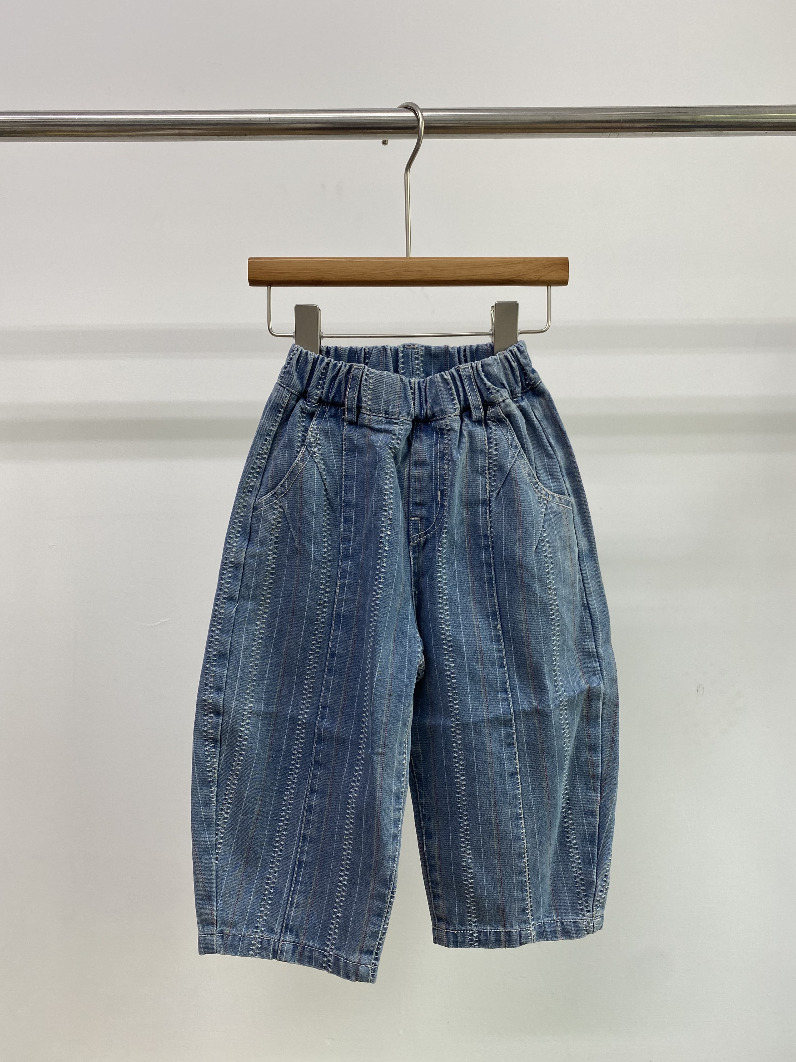 A04861設計款外縫線牛仔褲