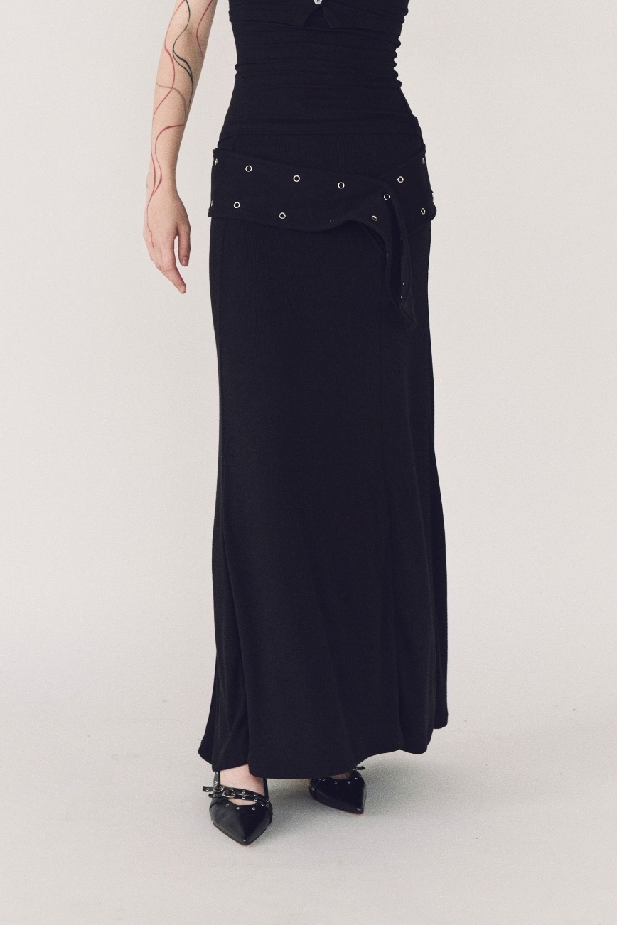 釦眼腰帶修身長裙-黑