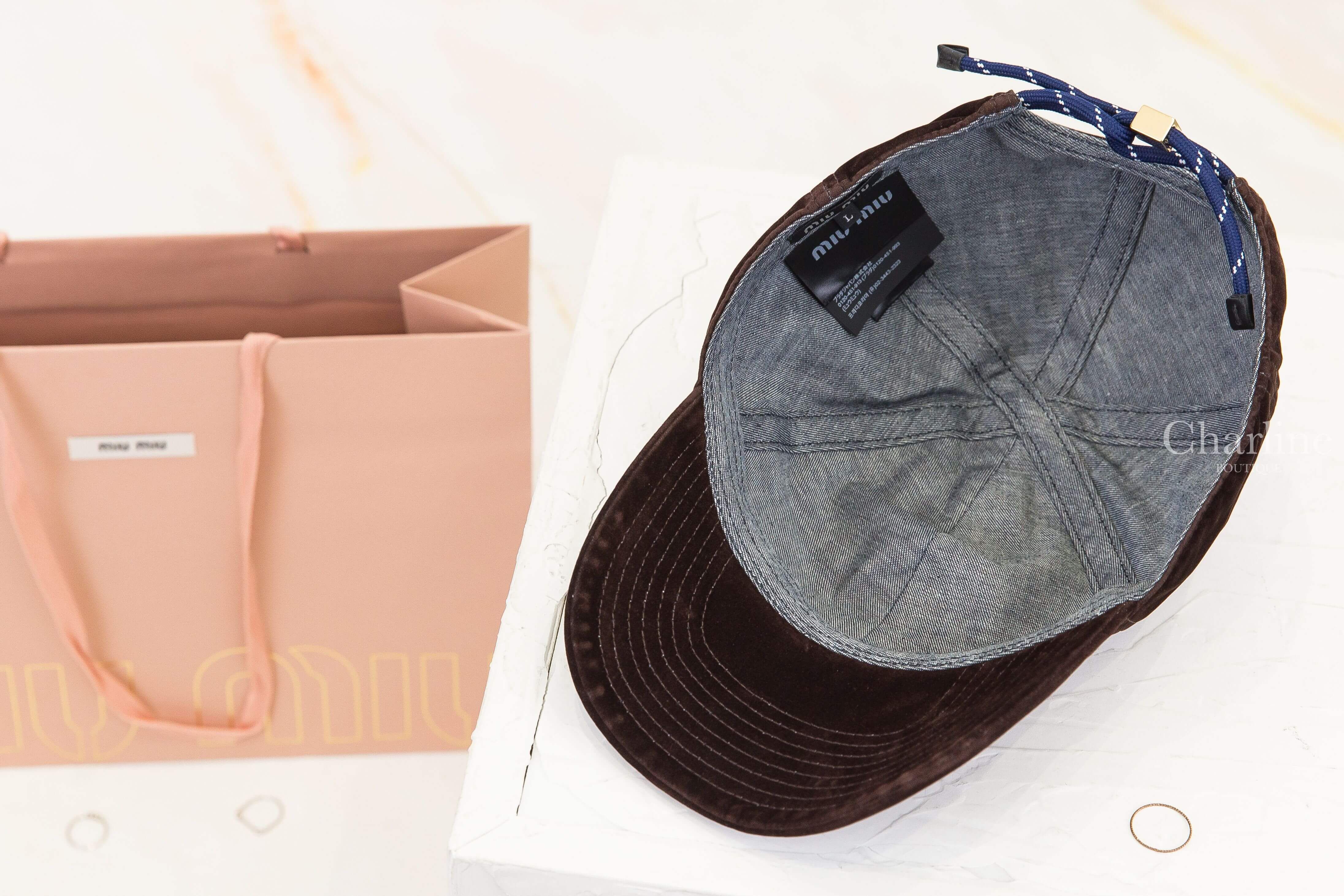 Miu Miu Velvet Baseball Cap 咖啡色刺繡白字後金屬方塊絢藍鞋帶調節絲絨棒球帽-Charline Boutique 精品代購