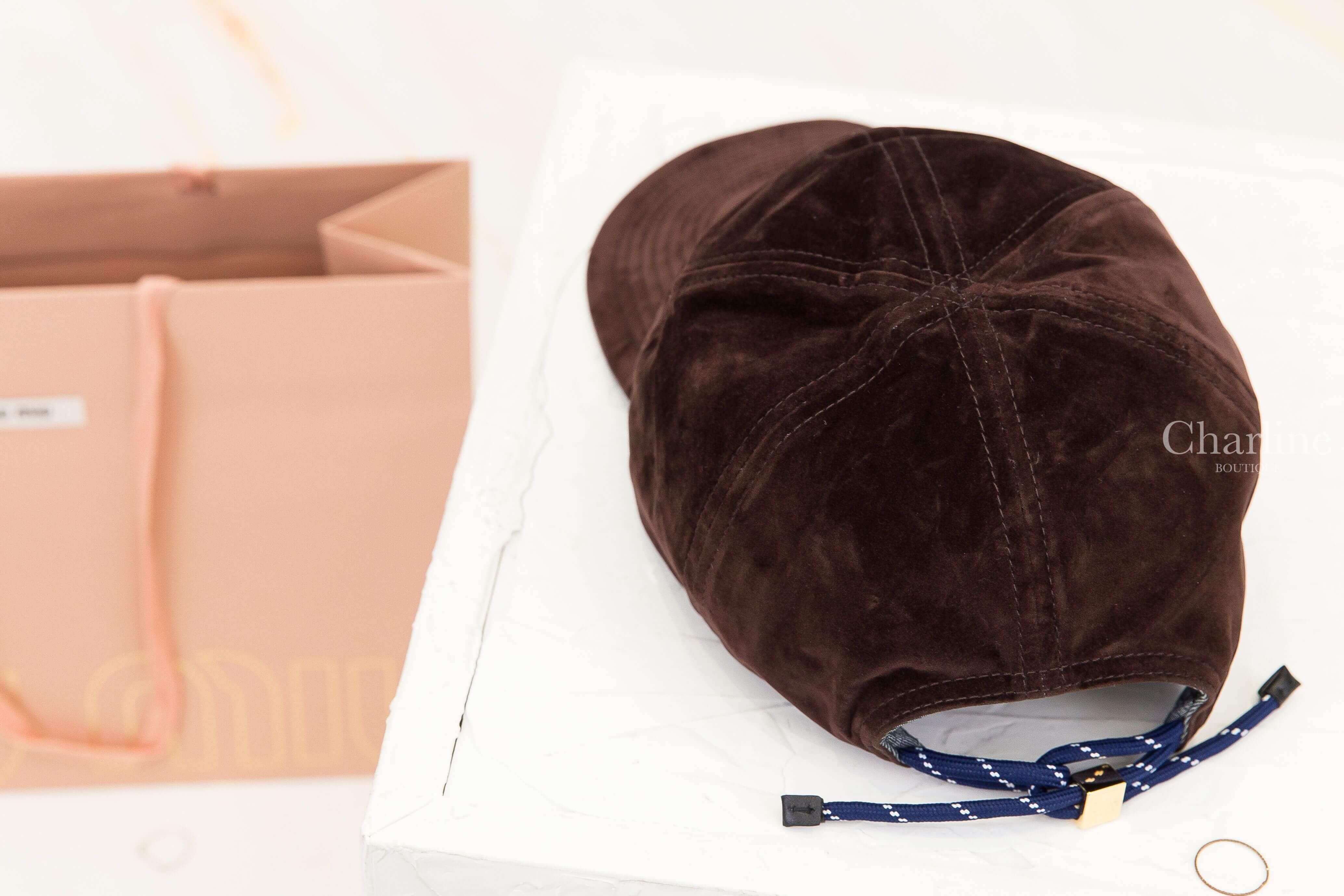 Miu Miu Velvet Baseball Cap 咖啡色刺繡白字後金屬方塊絢藍鞋帶調節絲絨棒球帽-Charline Boutique 精品代購