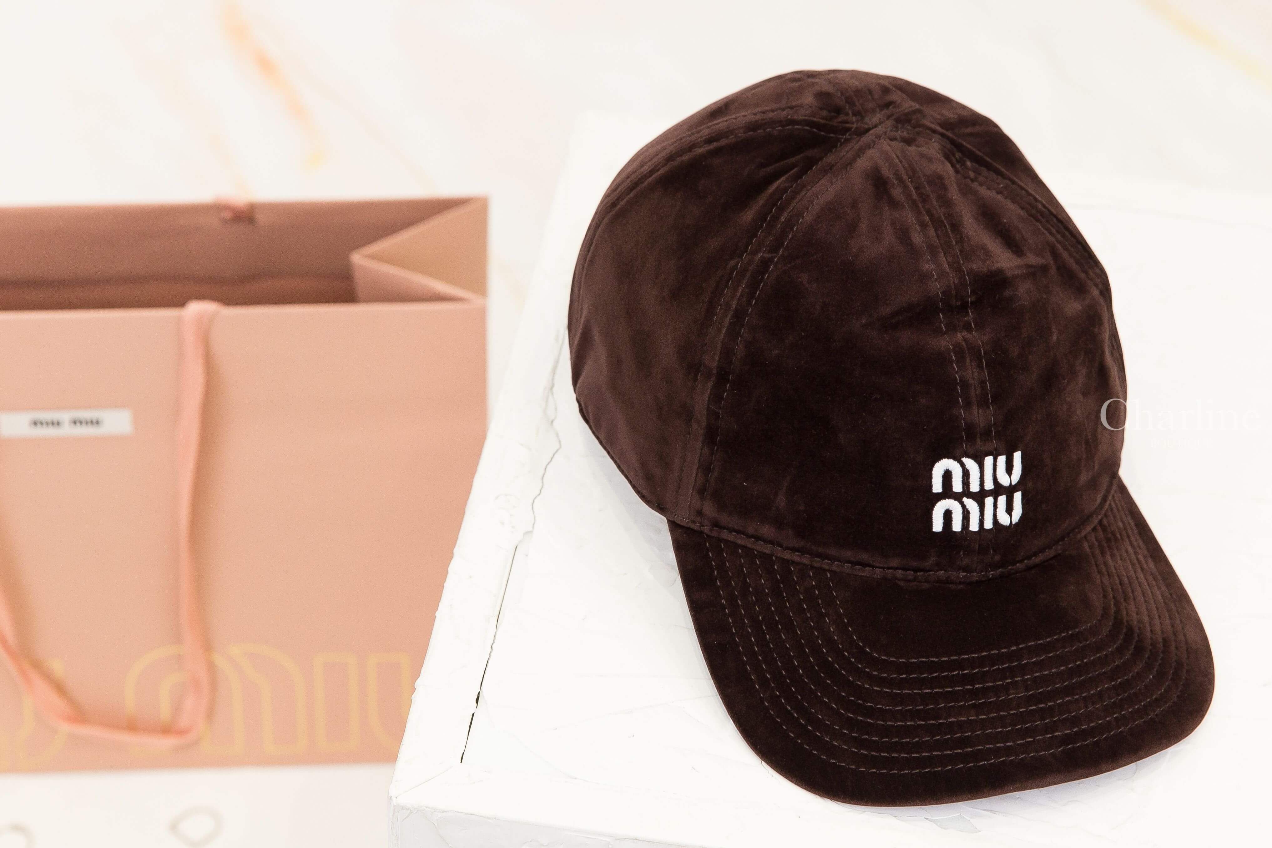 Miu Miu Velvet Baseball Cap 咖啡色刺繡白字後金屬方塊絢藍鞋帶調節絲絨棒球帽-Charline Boutique 精品代購