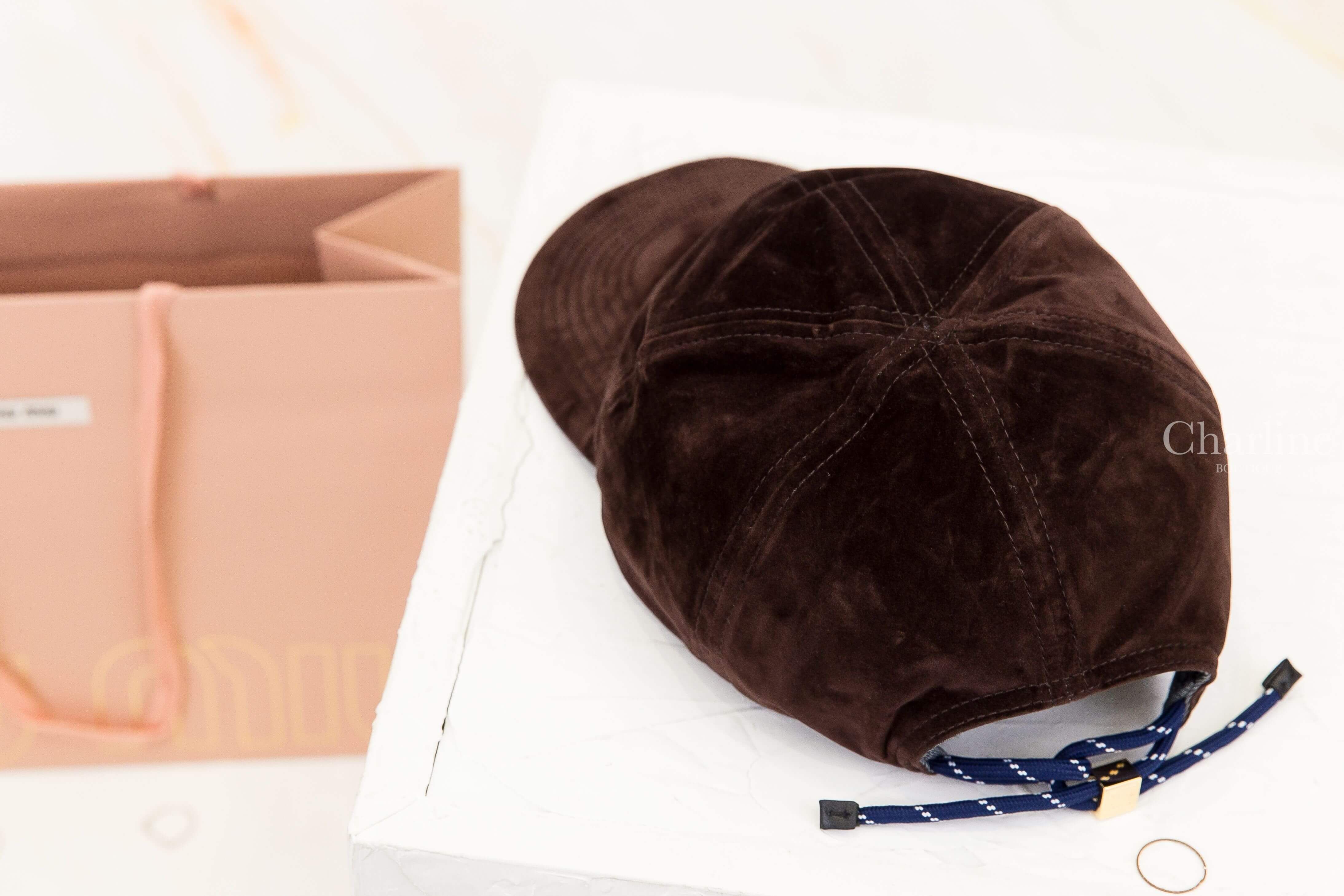 Miu Miu Velvet Baseball Cap 咖啡色刺繡白字後金屬方塊絢藍鞋帶調節絲絨棒球帽-Charline Boutique 精品代購