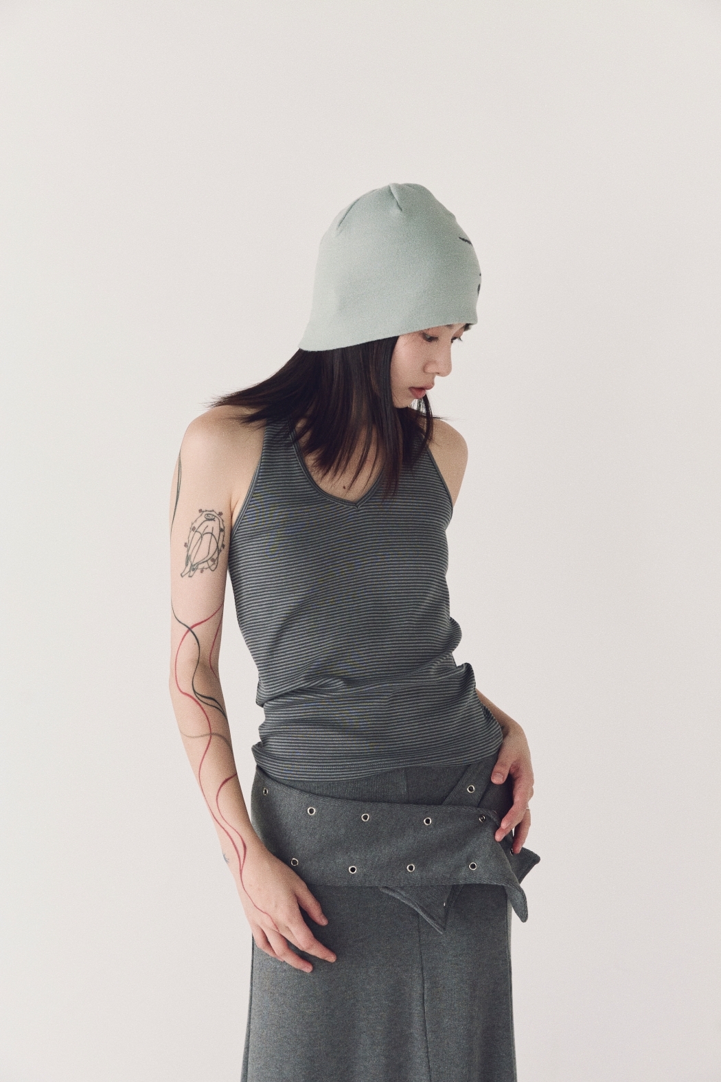 柔軟條紋掛脖背心-深灰