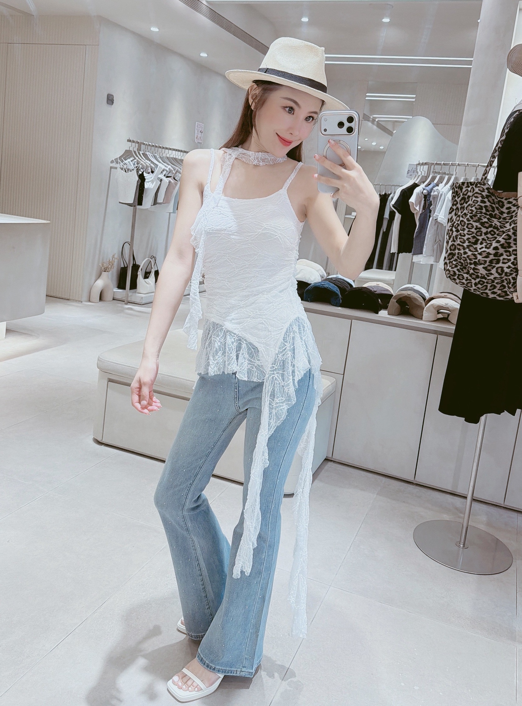 蕾絲繞脖+側邊不規則蕾絲背心