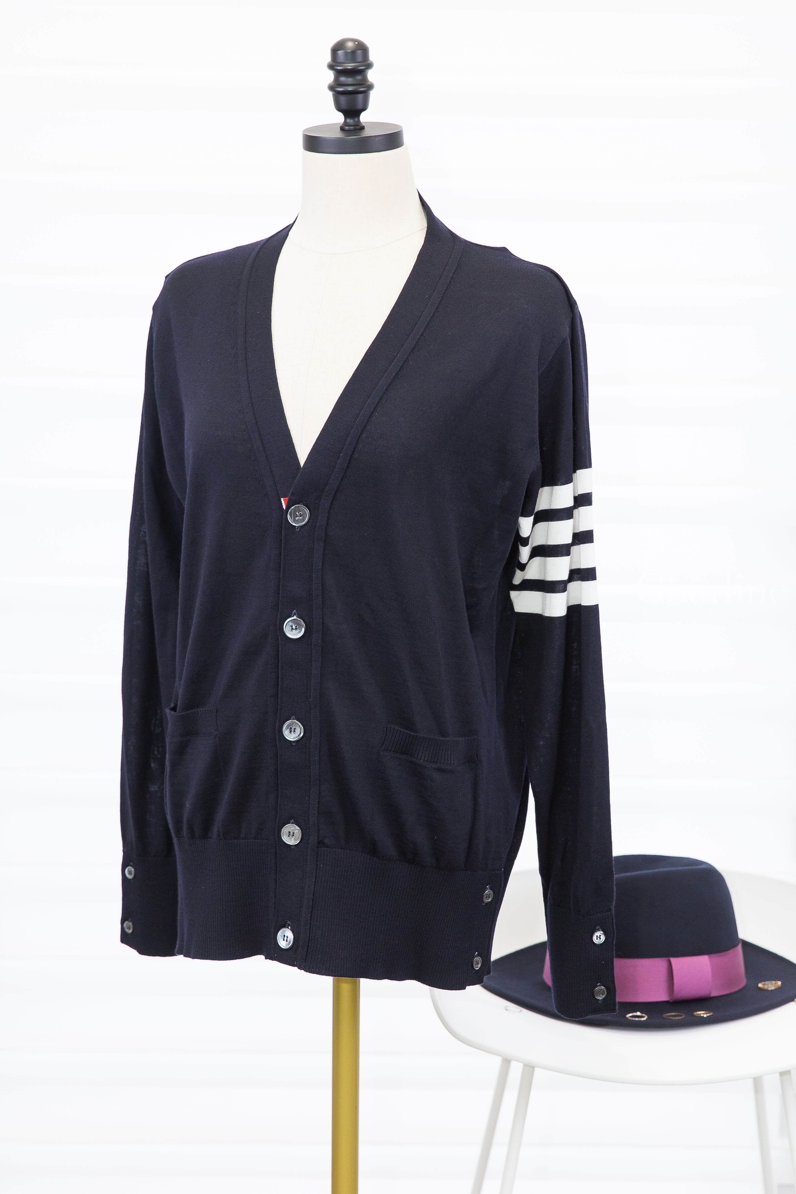 Thom Browne Merino Wool 4-bar Classic V-neck Cardigan 深藍色側邊白色四條橫紋側邊鈕扣開衩薄款羊毛開襟長袖外套-Charline Boutique 精品代購