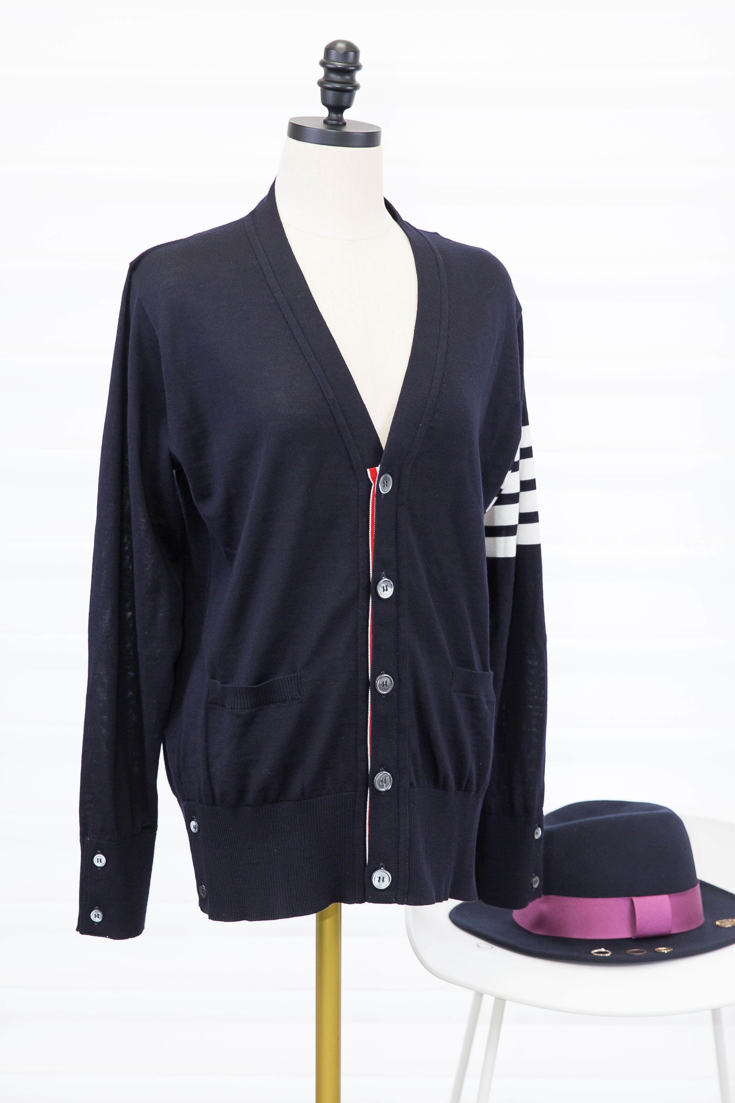 Thom Browne Merino Wool 4-bar Classic V-neck Cardigan 深藍色側邊白色四條橫紋側邊鈕扣開衩薄款羊毛開襟長袖外套-Charline Boutique 精品代購