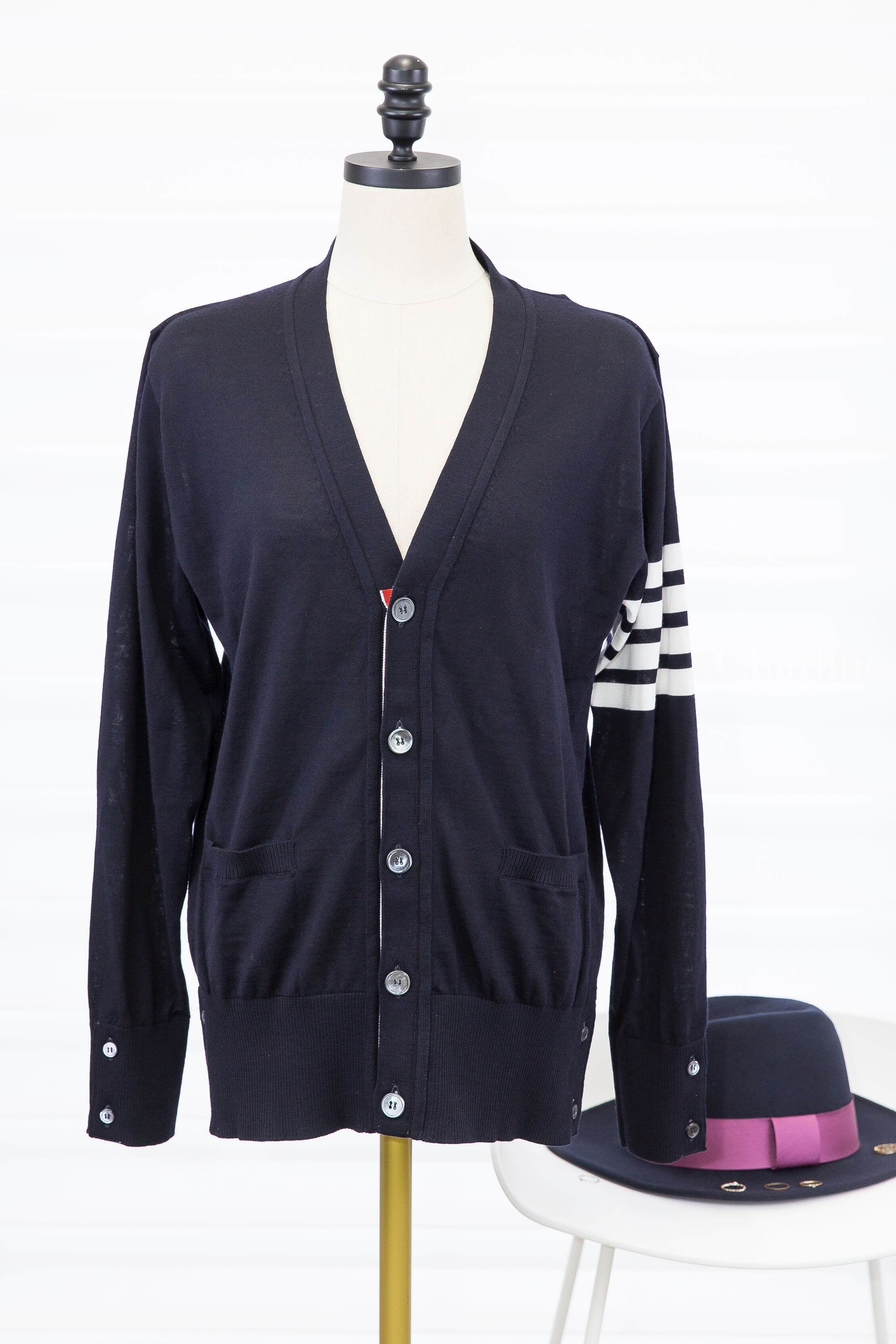 Thom Browne Merino Wool 4-bar Classic V-neck Cardigan 深藍色側邊白色四條橫紋側邊鈕扣開衩薄款羊毛開襟長袖外套