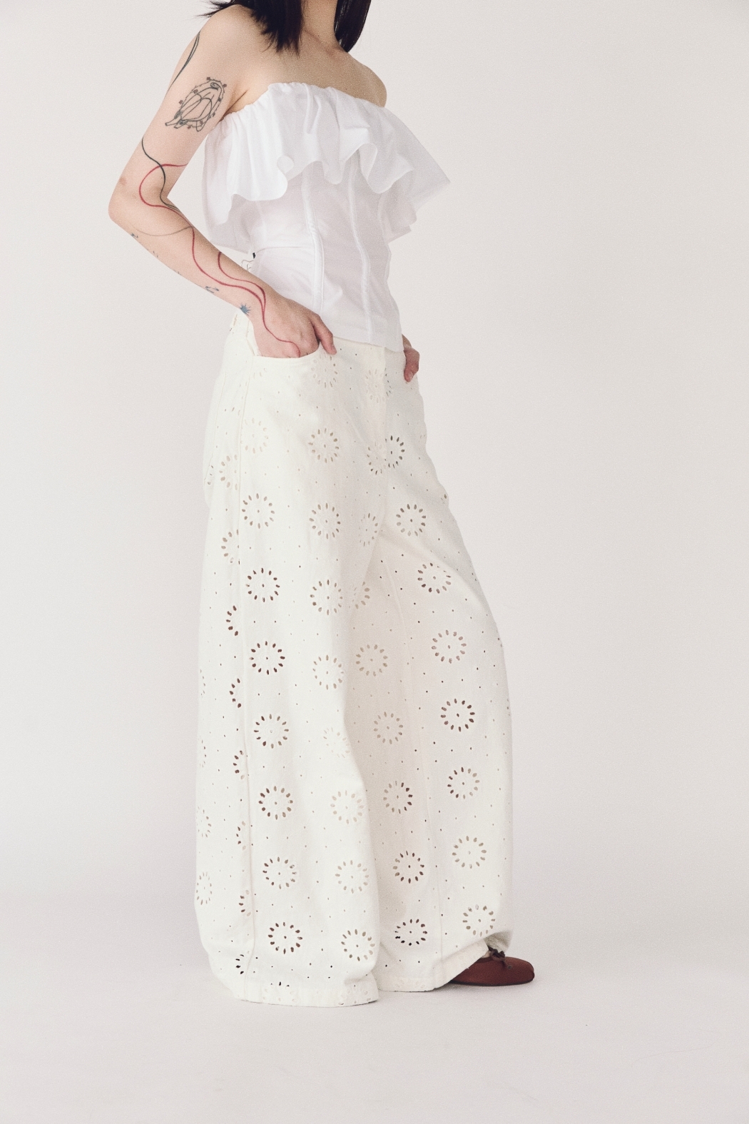 簍空刺繡牛仔褲-白