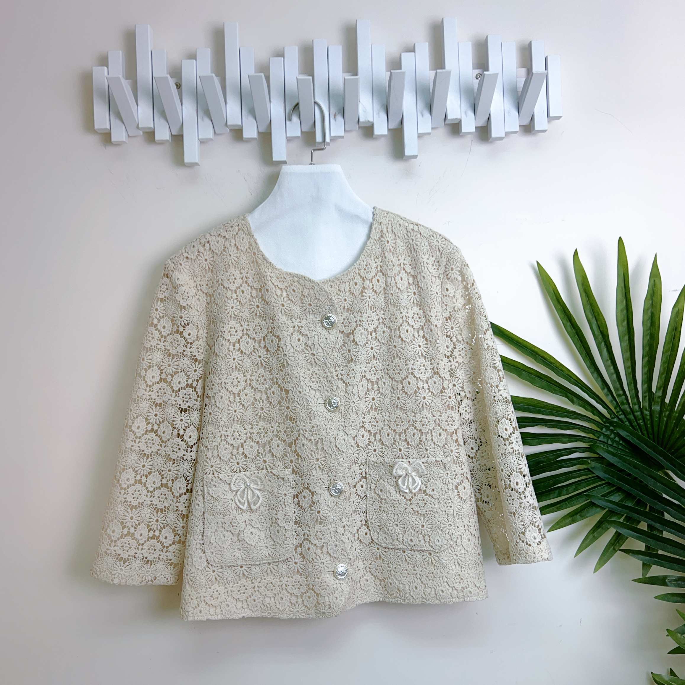 蝴蝶結紐扣雙口袋通花外套(胸40 腰40 長21吋)J6043 #1404clo