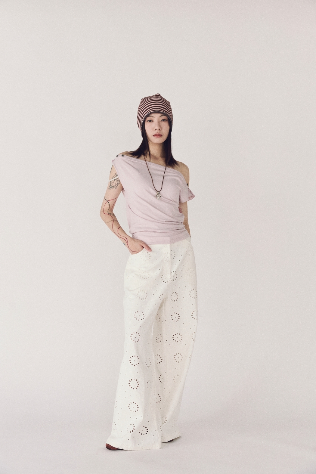 簍空刺繡牛仔褲-白