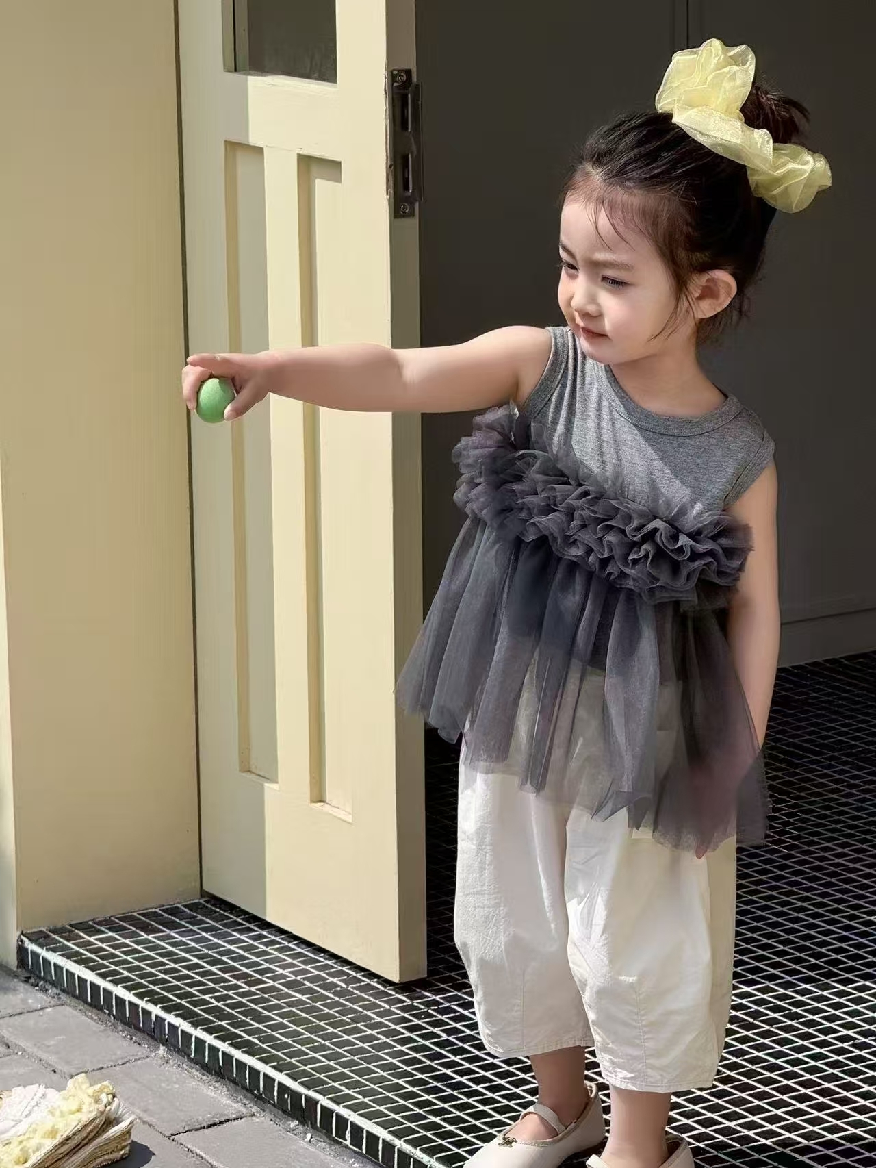 BYC04T064GY  煙雨灰木耳邊網紗拼接背心