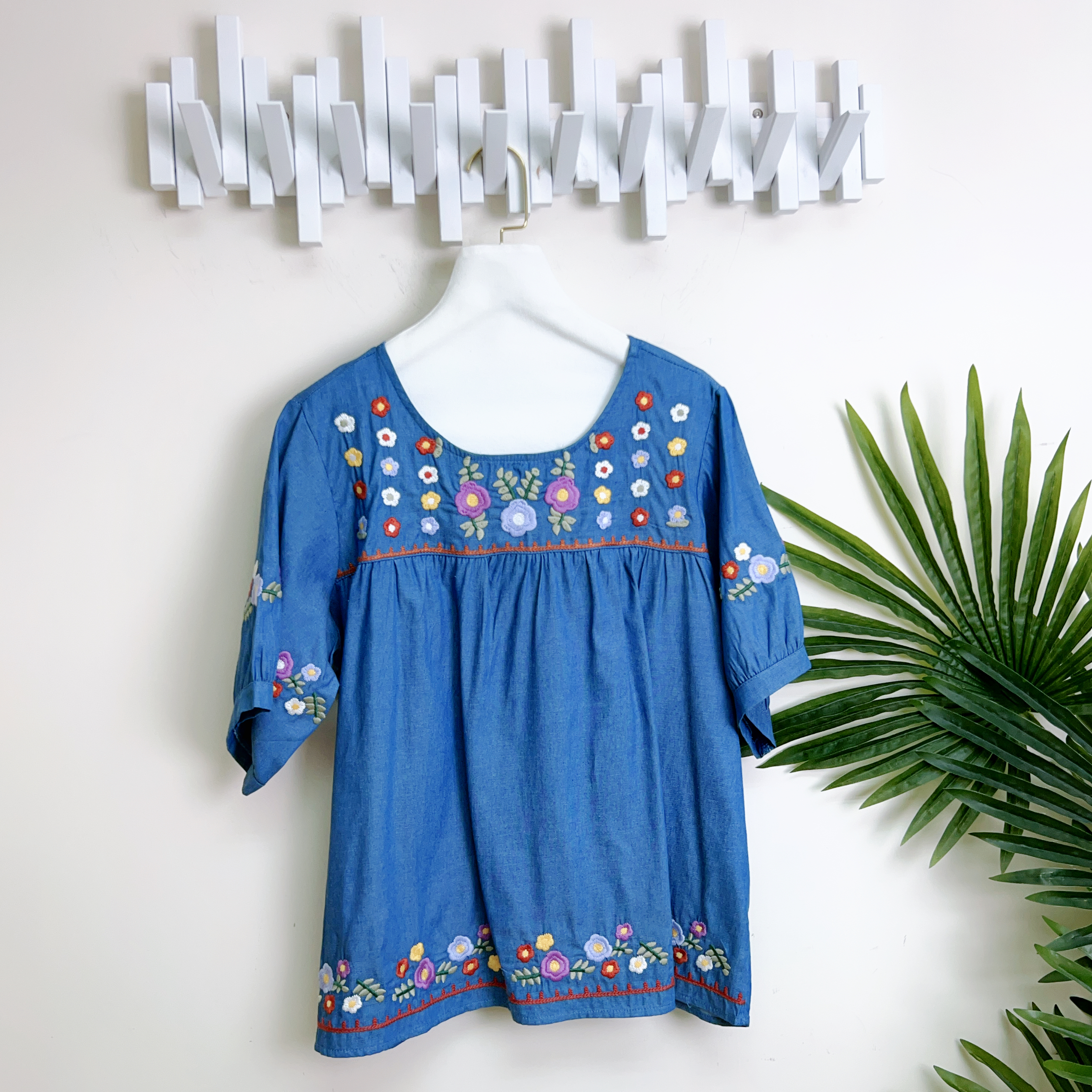 花花刺繡RUFFLE牛仔布上衣(胸44 腰48 長23吋)B6072 #1404clo