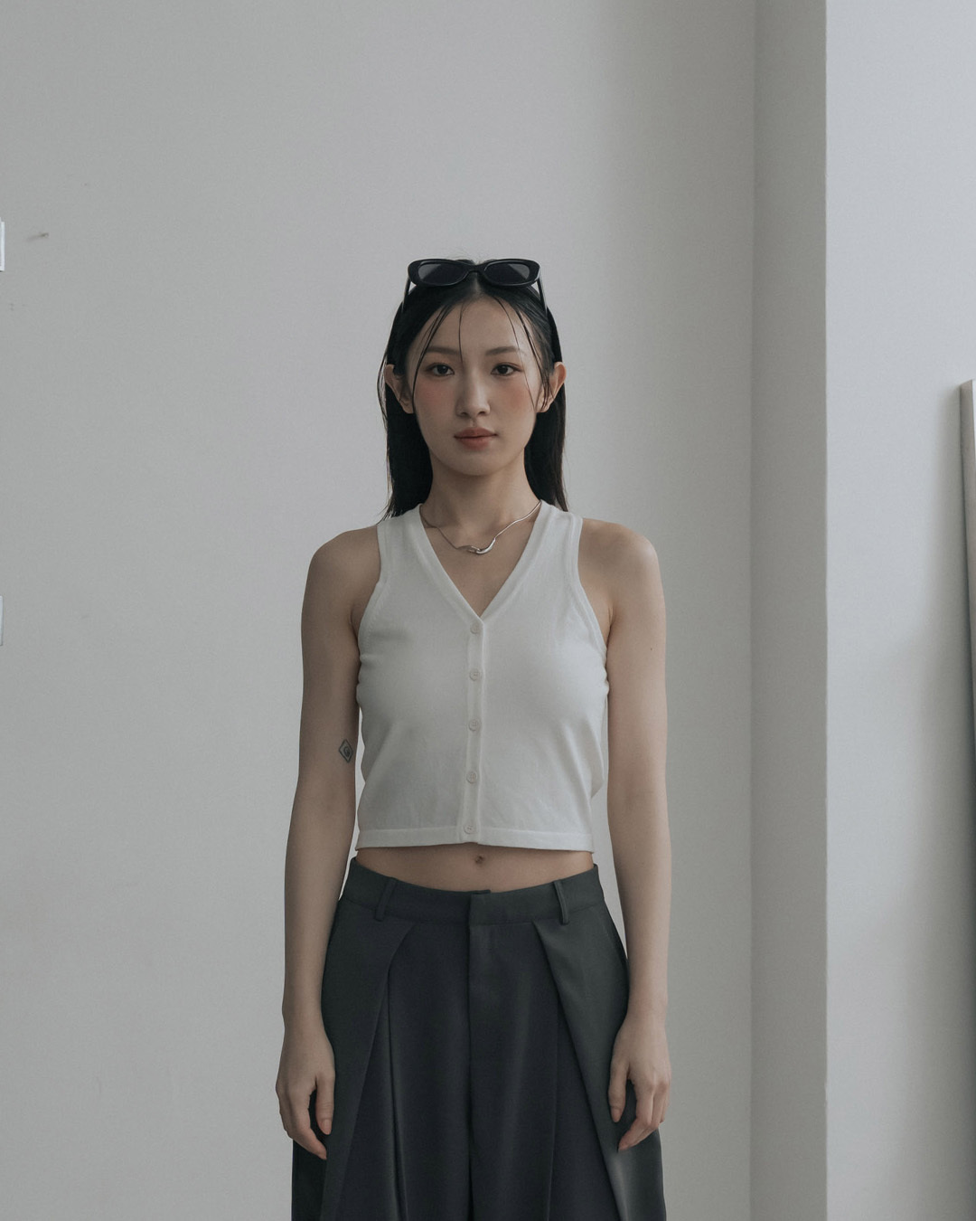 Textured open-front V-neck cropped shoulder knit vest - off-white【01099711】in stock+pre-order