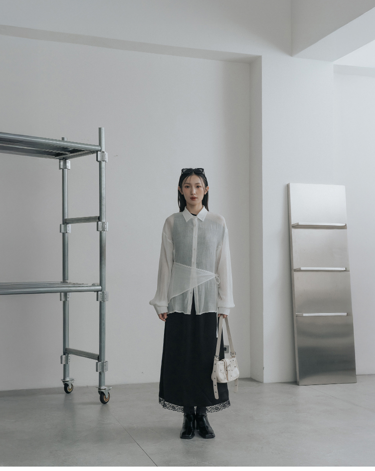 Textured, finely pleated, sheer shirt with a skirt-like drape - white【01025767】in stock+pre-order