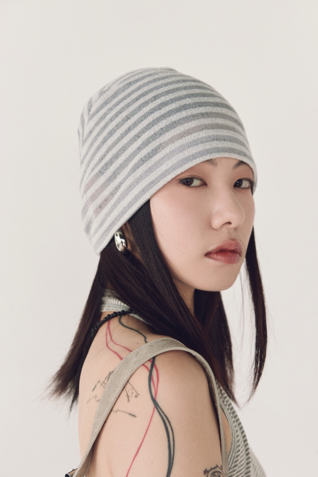 顯臉小條紋針織冷帽-灰