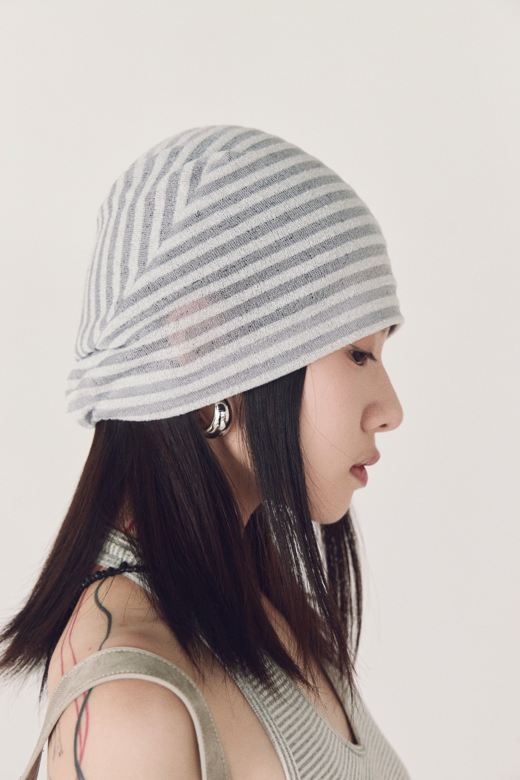 顯臉小條紋針織冷帽-灰