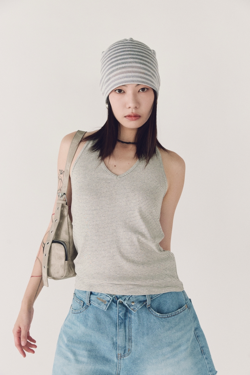 柔軟條紋掛脖背心-淺灰