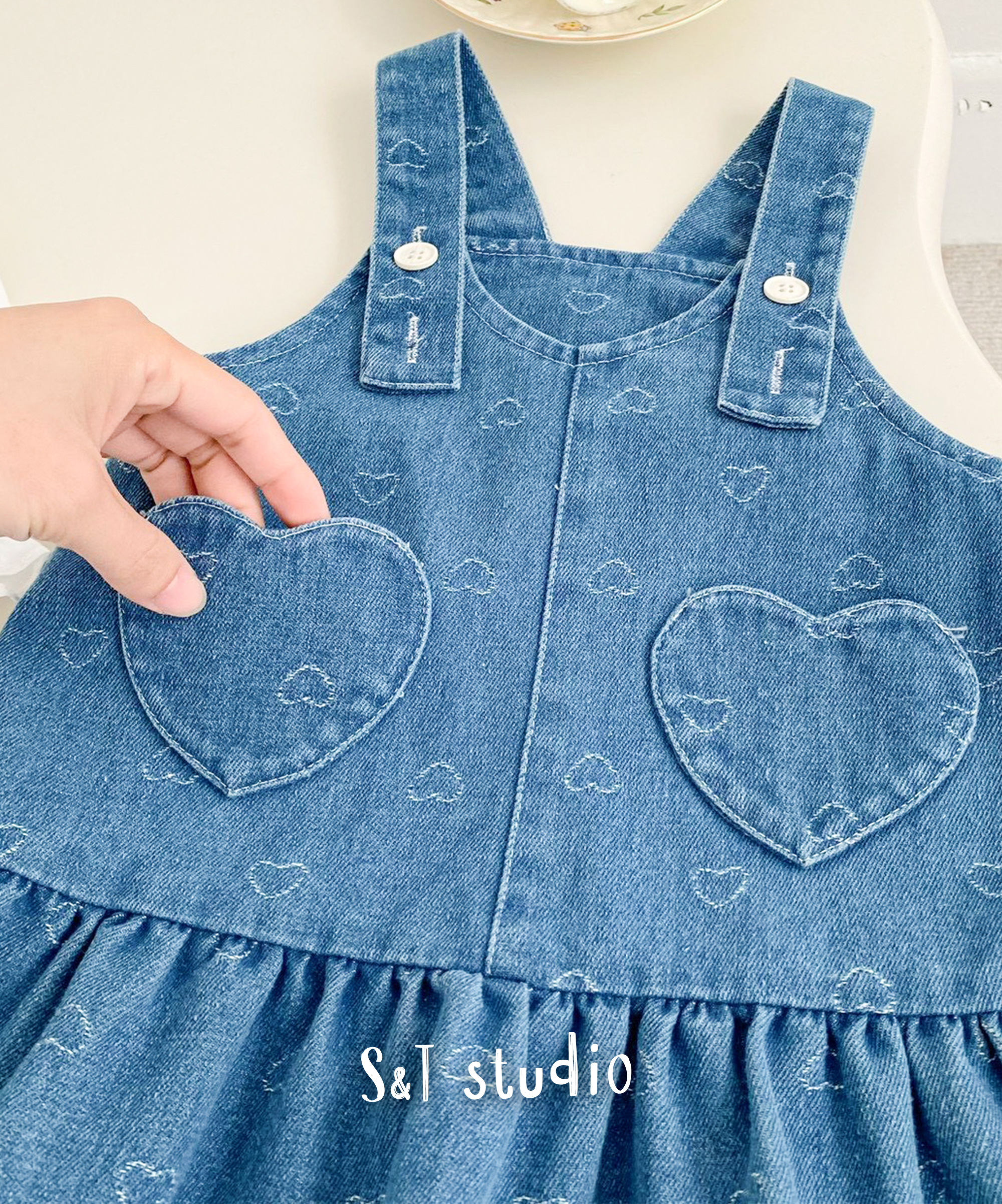 愛心刺繡牛仔吊帶背心裙 (73-120)