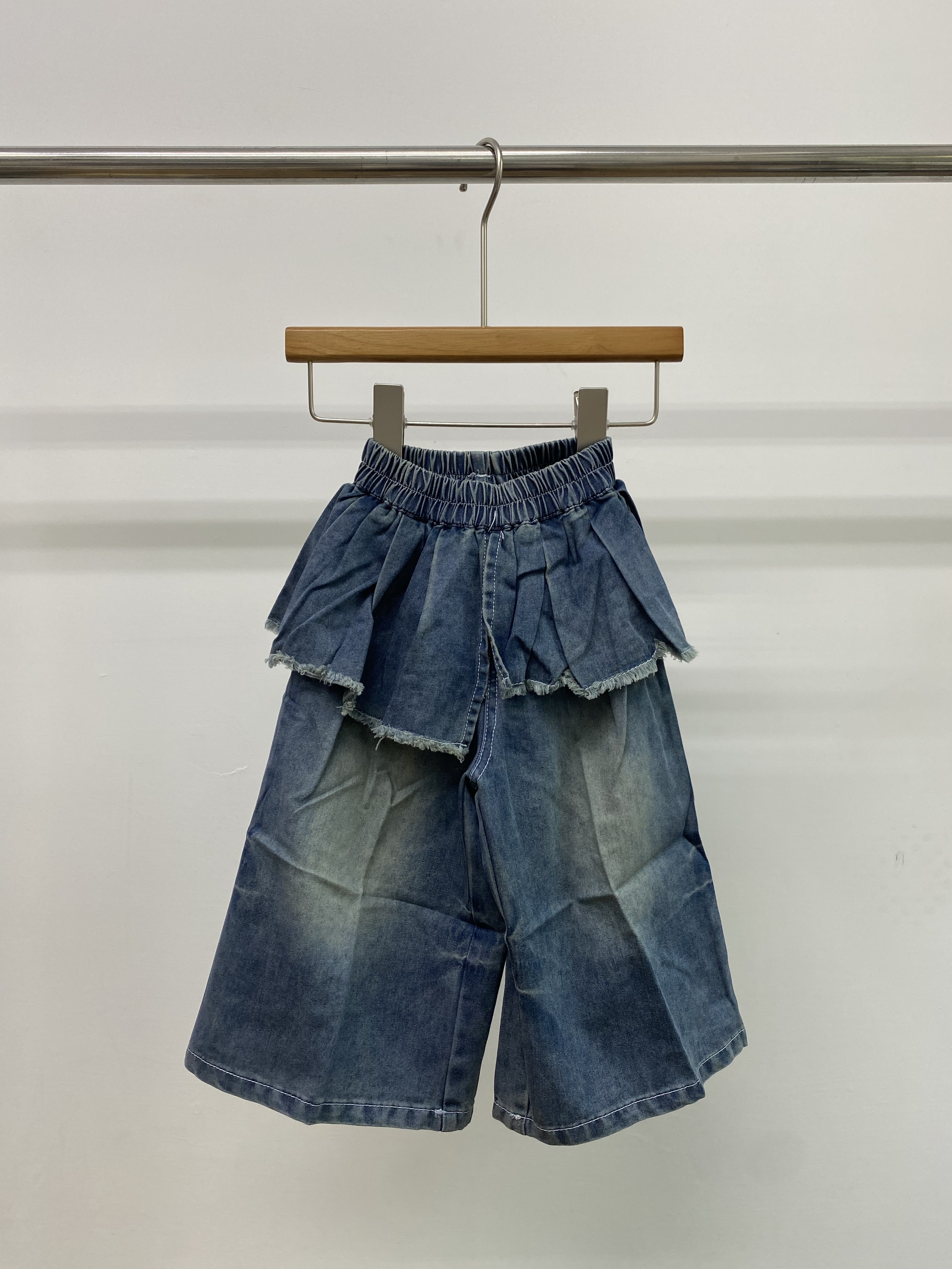 A04873不規則屁簾刷色牛仔褲