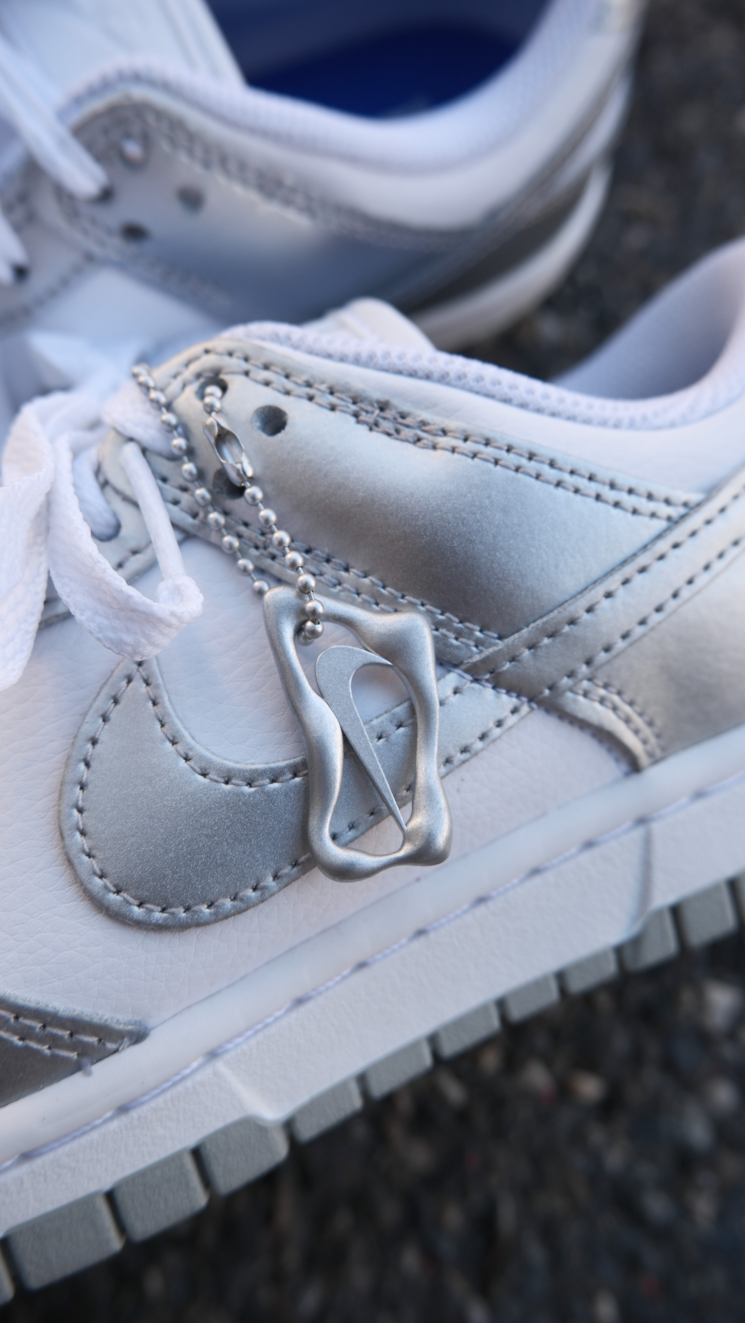 NIKE W DUNK LOW 'Metallic Silver' 白銀 經典 吊飾 皮革 復古 休閒鞋 FV1311-100