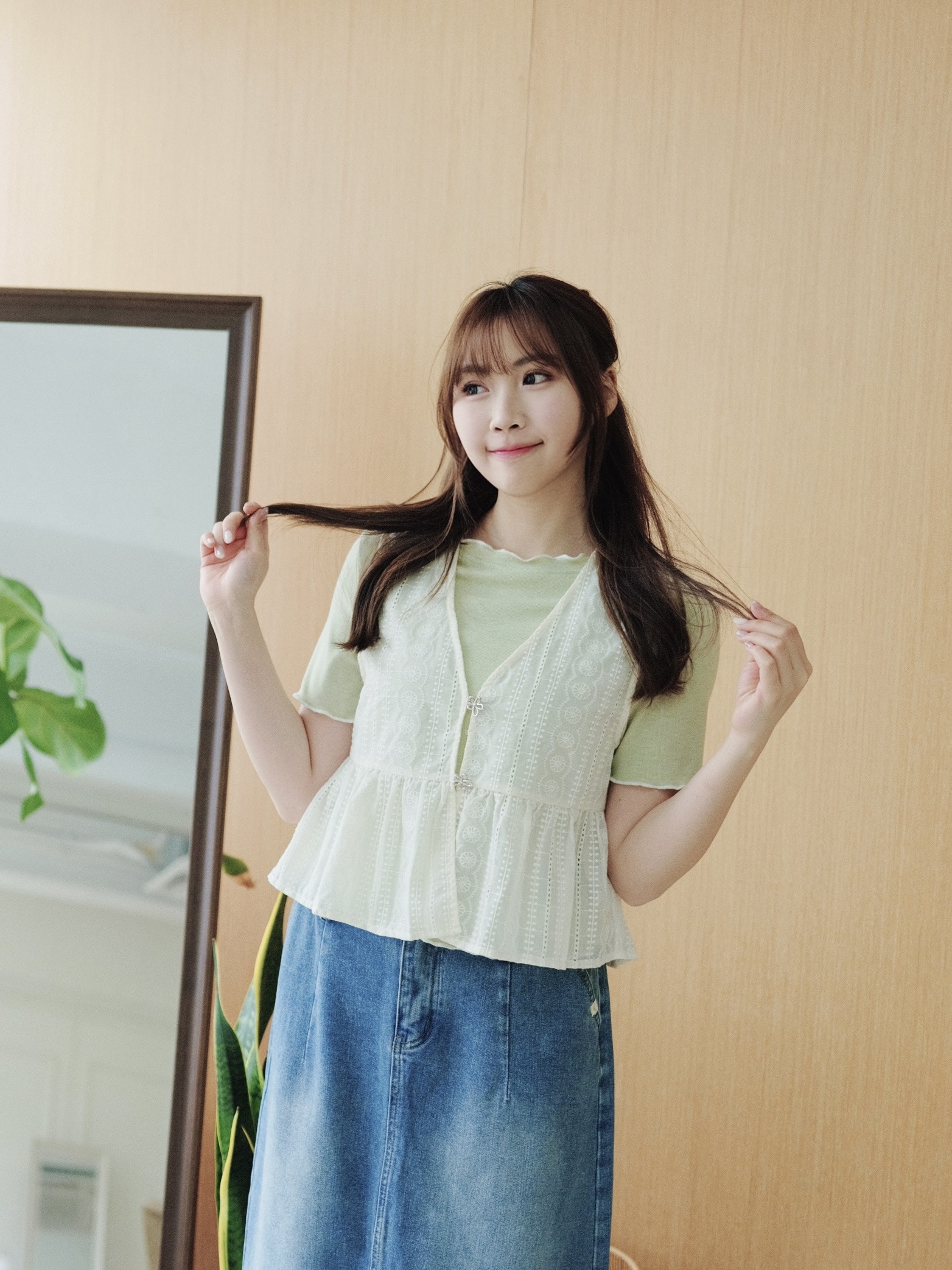 兩色 / 花朵鈕扣薄款V領馬甲 / Floral Button Eyelet Peplum V-Neck Vest