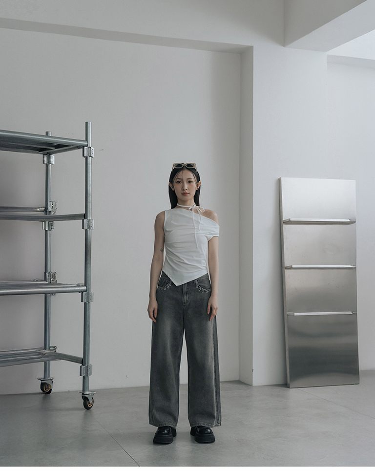 Cooling top with asymmetrical off-shoulder design and tie details - off-white【01099531】in stock+pre-order