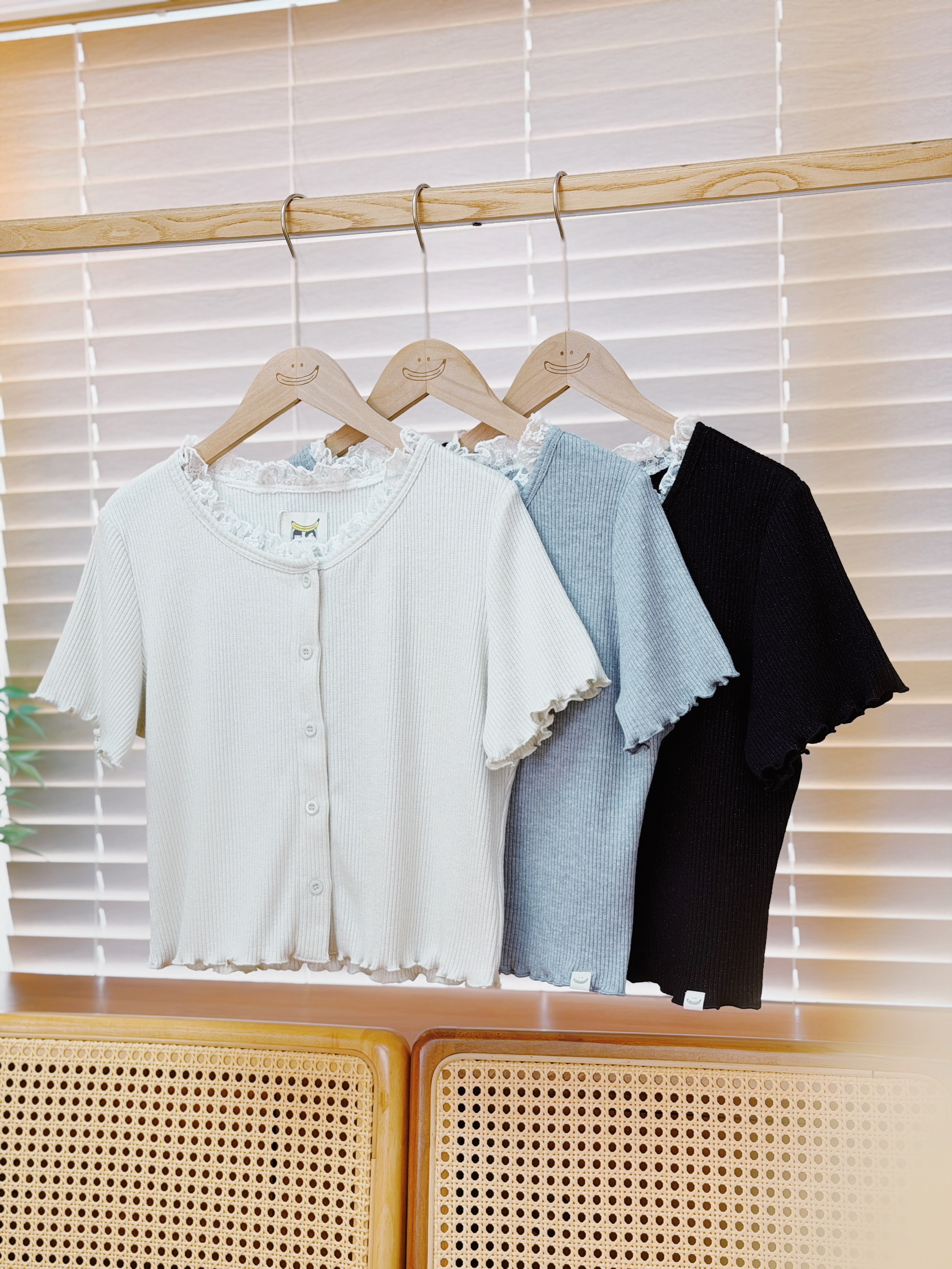 【新色加入🖤】三色 / 微閃蕾絲層次感短袖上衣 / Lurex Lace-Trimmed Layered Short Sleeve Top