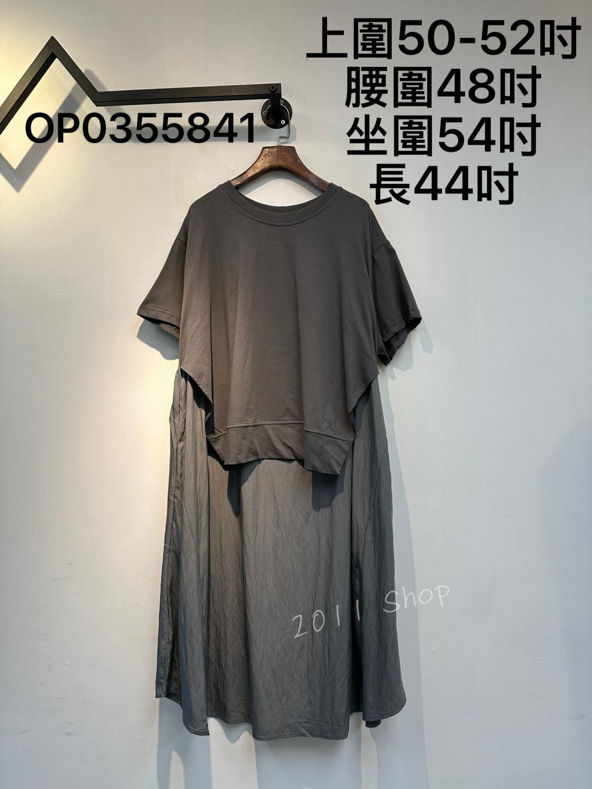 圓領假兩件特色剪裁T恤連身裙  上圍50-52吋 腰圍48吋 坐圍54吋 長44吋  OP0355841