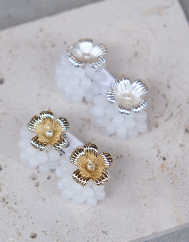 [Big Land] 白捷克玻璃立體花耳環 | 鈦 | 耳針 | NO.431