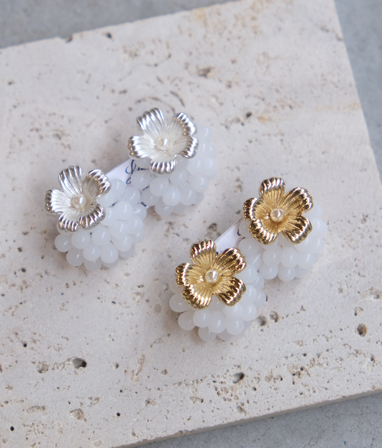 [Big Land] 白捷克玻璃立體花耳環 | 鈦 | 耳針 | NO.431