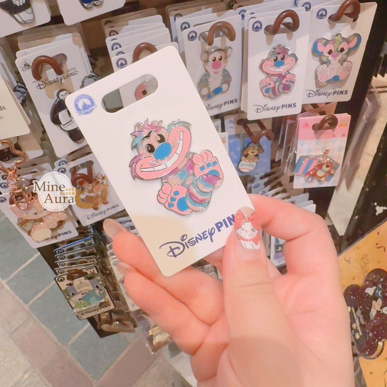 柴郡貓 The Cheshire Cat 妙妙貓 坐姿 渲染貝殼紋 造型 徽章 PIN 愛麗絲夢遊仙境 Alice in Wonderland -香港迪士尼樂園