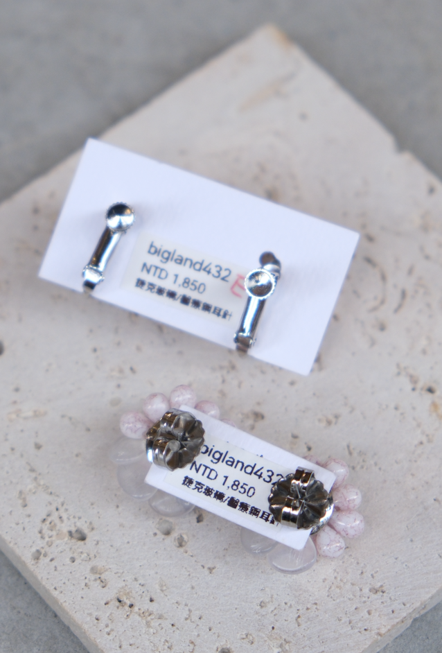 [Big Land] 粉捷克玻璃串珠 | 醫療鋼 | 耳夾 | NO.432