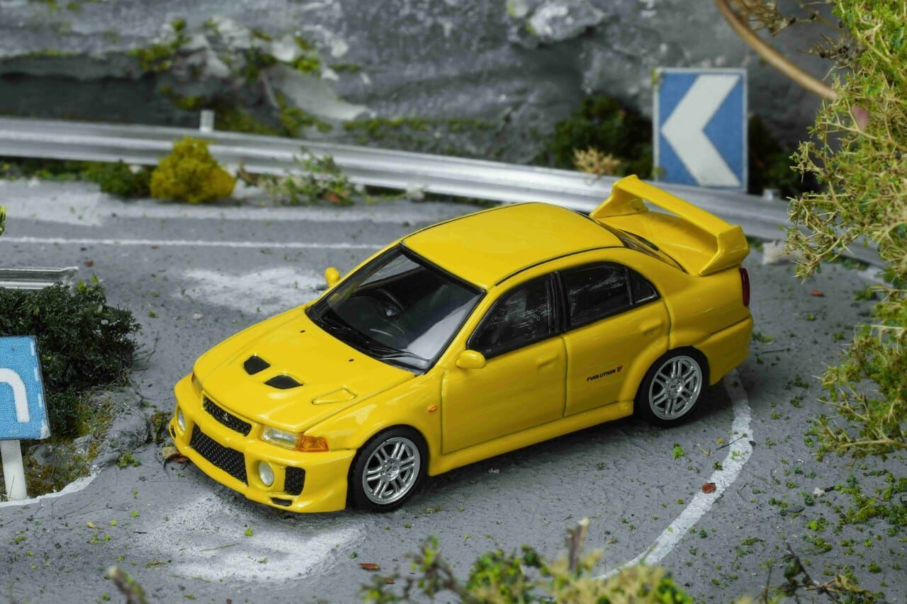PO-$140 * MOTORHELIX * 1:64 MITSUBISHI LANCER EVOLUTION V GSR DANDELLON YELLOW