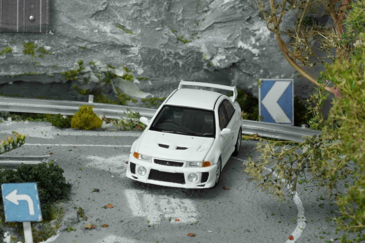 PO-$140 * MOTORHELIX * 1:64 MITSUBISHI LANCER EVOLUTION V GSR SCOTIA WHITE