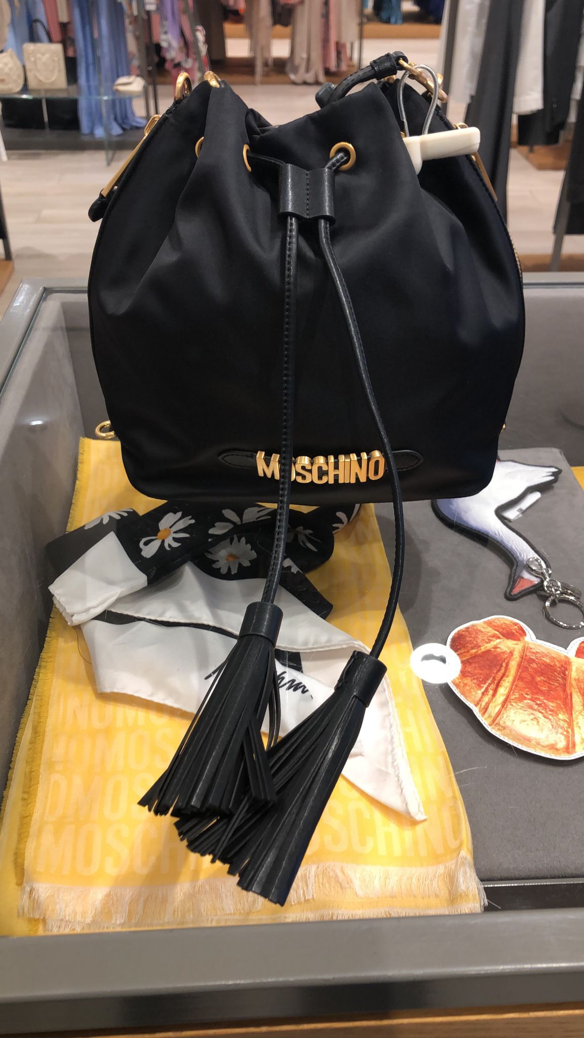 LYS01540 Moschino 金色Logo水桶袋