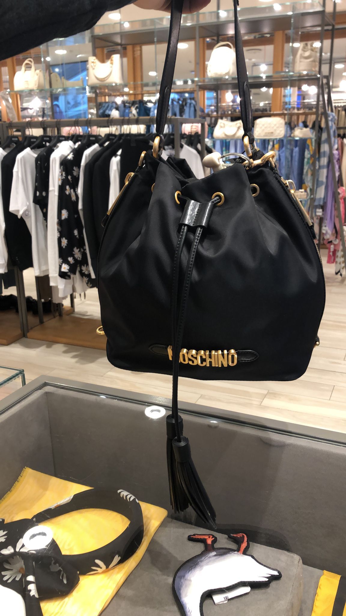 LYS01540 Moschino 金色Logo水桶袋