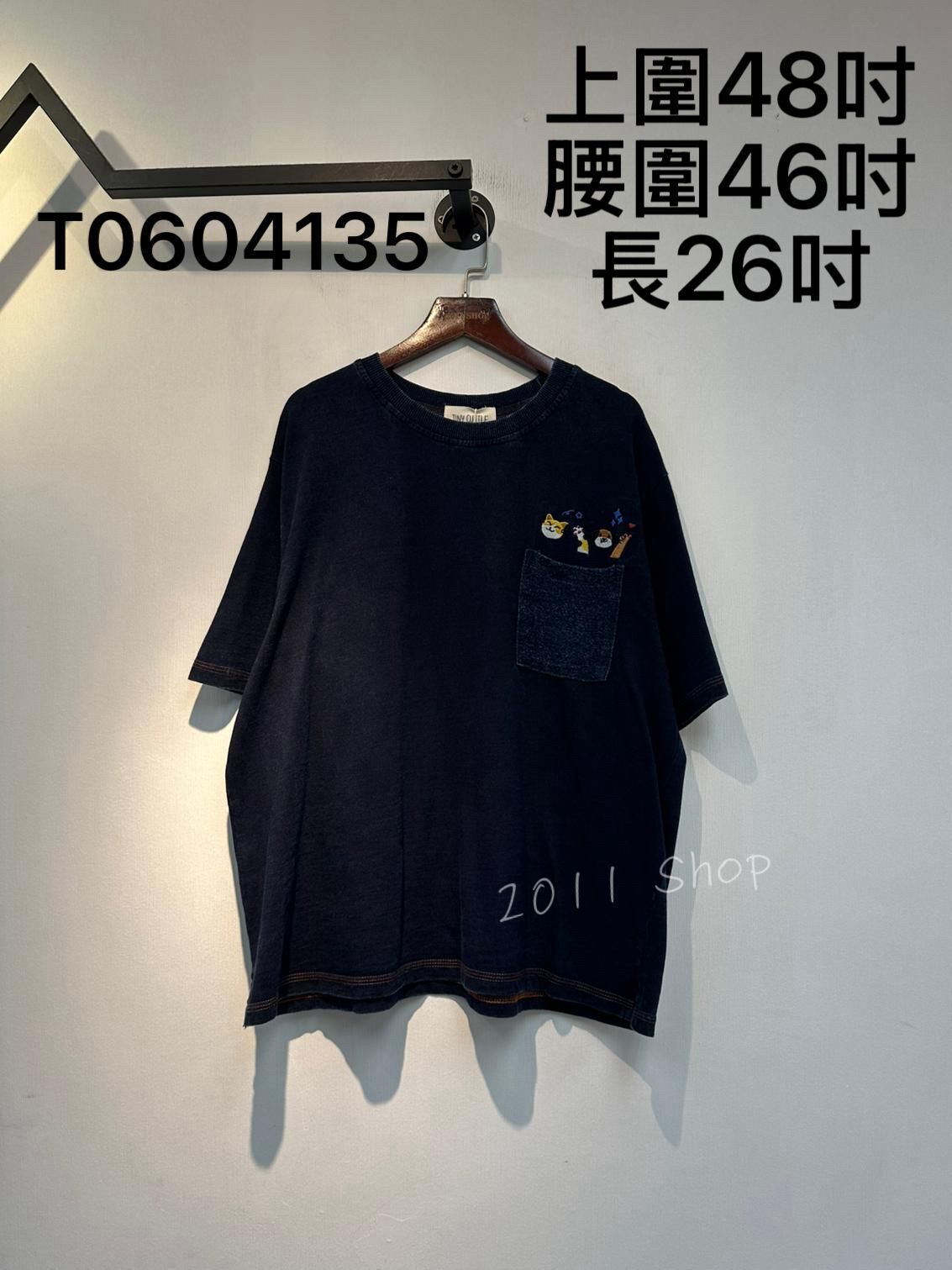 復古牛仔深藍貓狗刺繡口袋T恤  上圍48吋 腰圍46吋 長26吋  T0604135