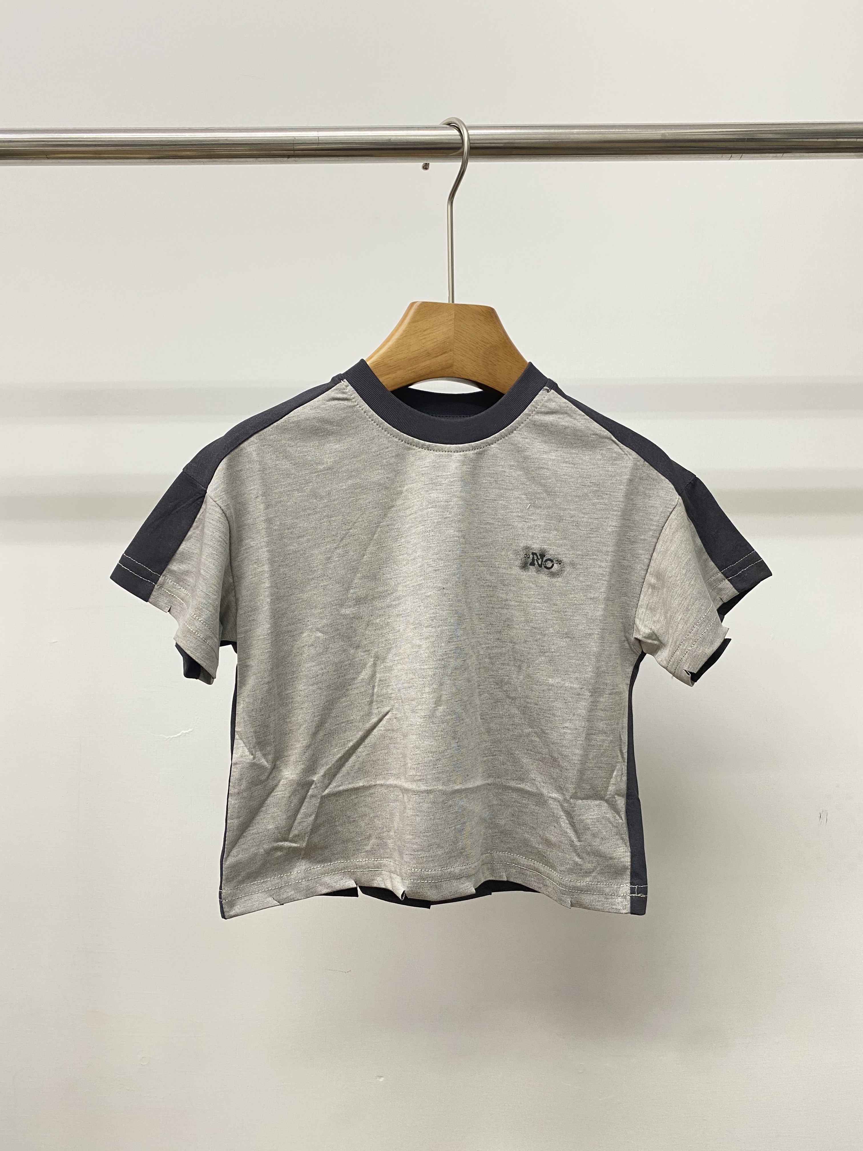 A04884剪破造型拼色上衣