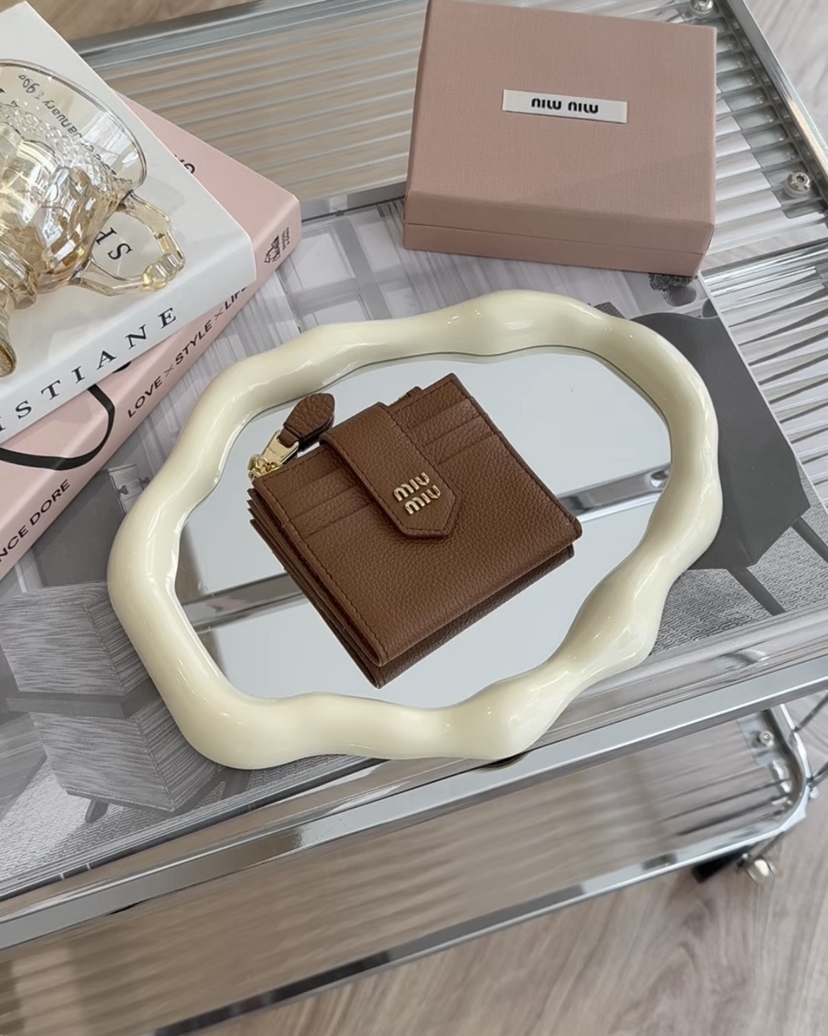 MIUMIU｜一字拉鍊對開短夾 干邑色