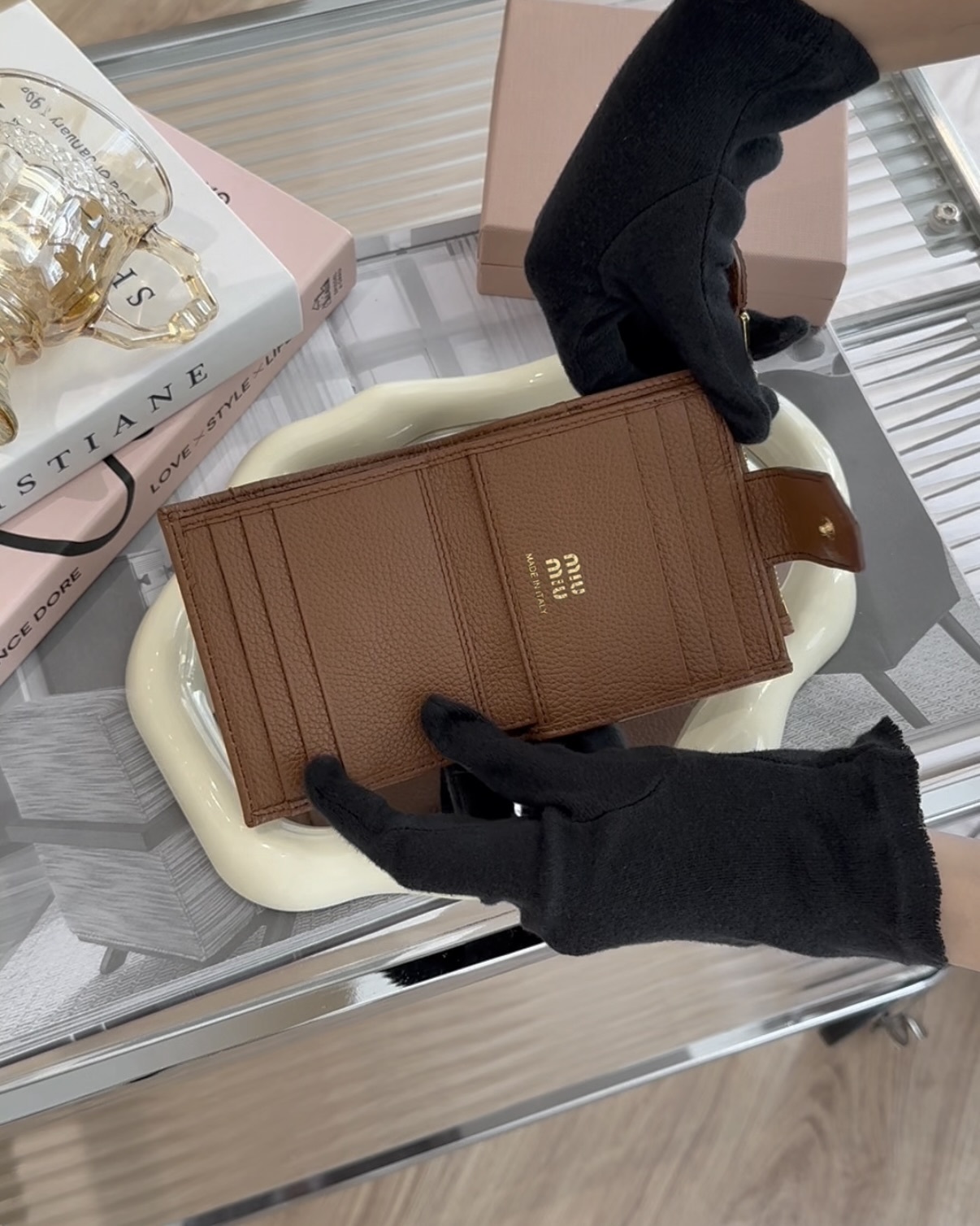 MIUMIU｜一字拉鍊對開短夾 干邑色