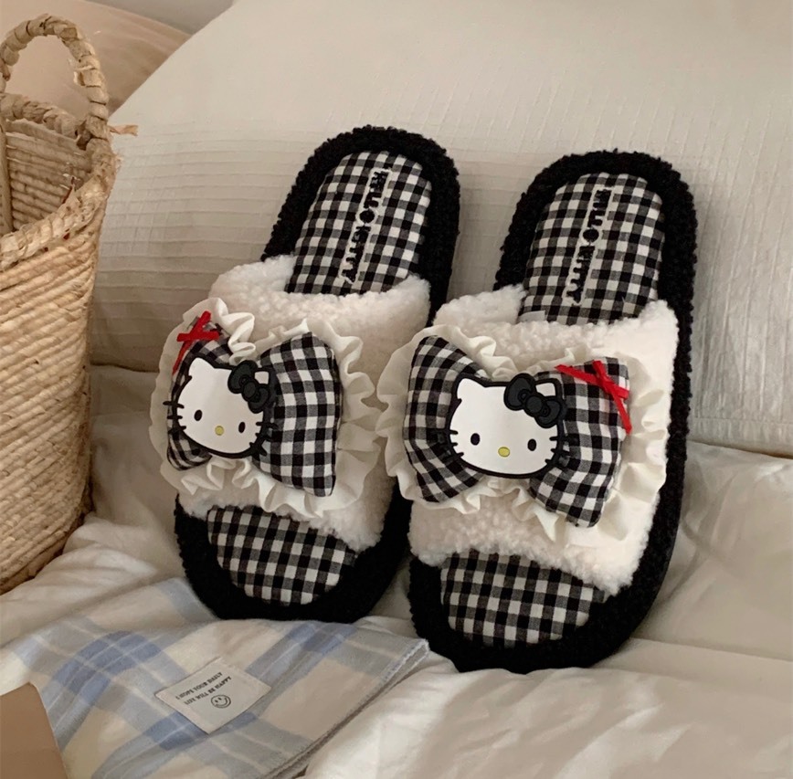 正版授權 SANRIO x HELLO KITTY 格子蕾絲 毛絨拖