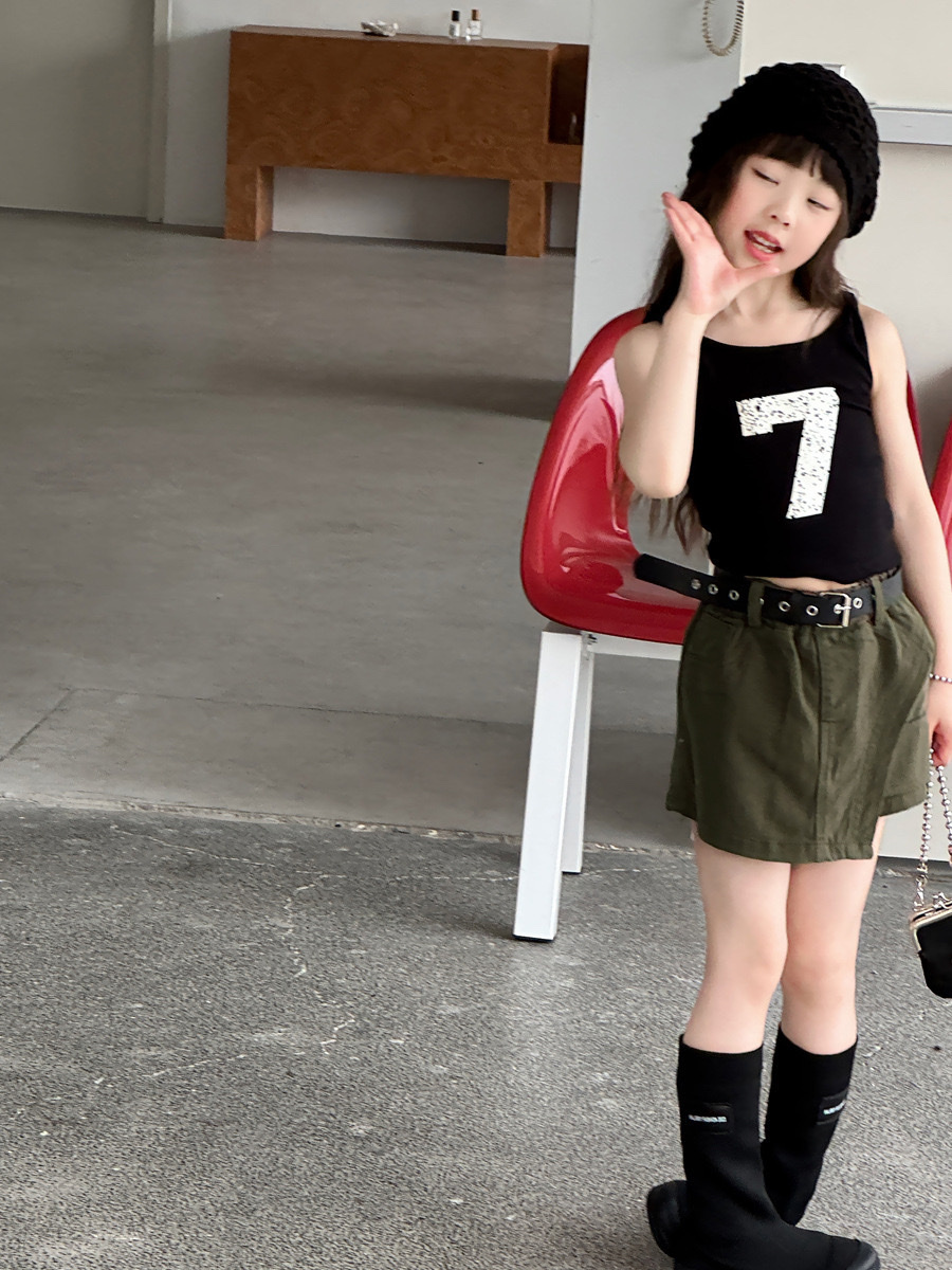 設計感小眾多巴胺露背背心