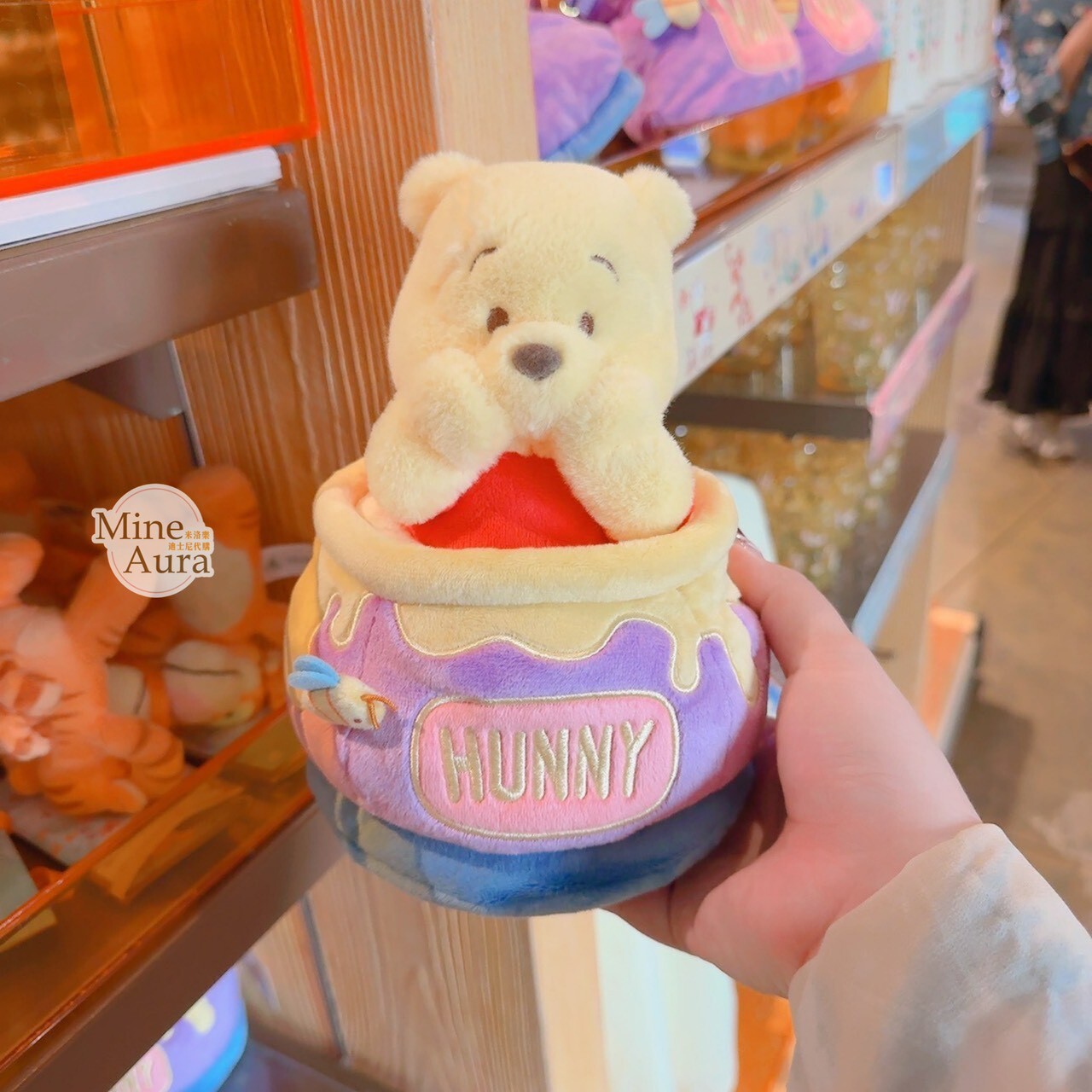 小熊維尼與好友們 甜蜜旅程 小熊維尼 Winnie the Pooh 蜂蜜罐造型 娃娃 玩偶 -香港迪士尼樂園