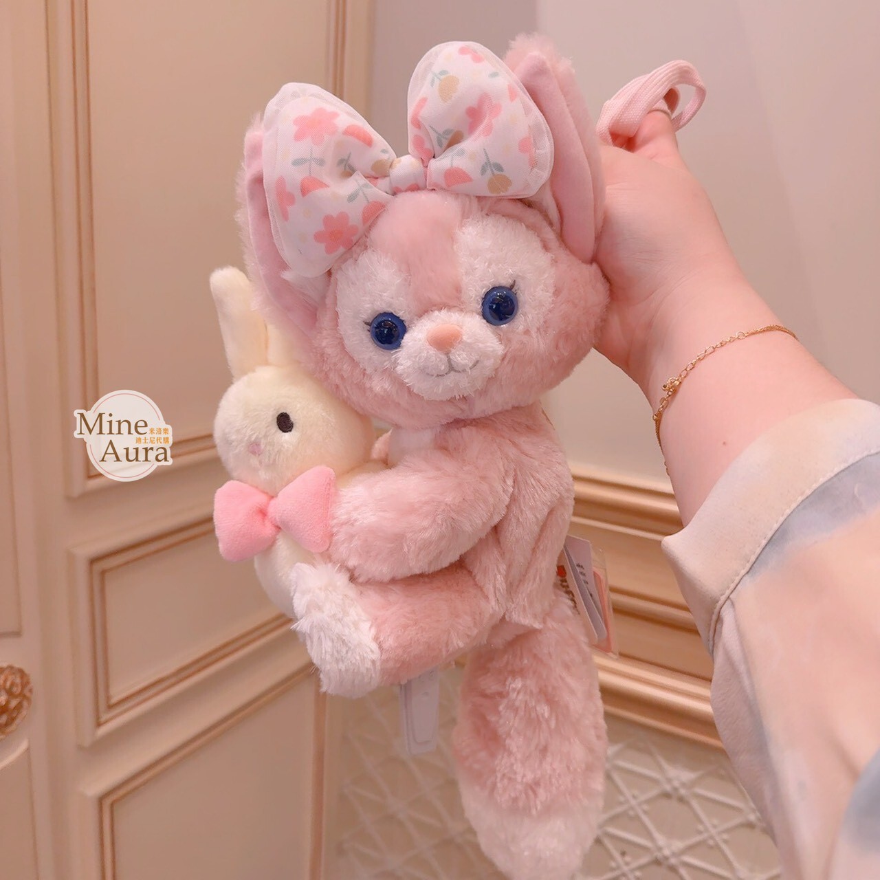 春日 達菲 Duffy 與好友 玲娜貝兒 LinaBell 側姿 絨毛娃娃玩偶設計 斜背 小包 -香港迪士尼樂園