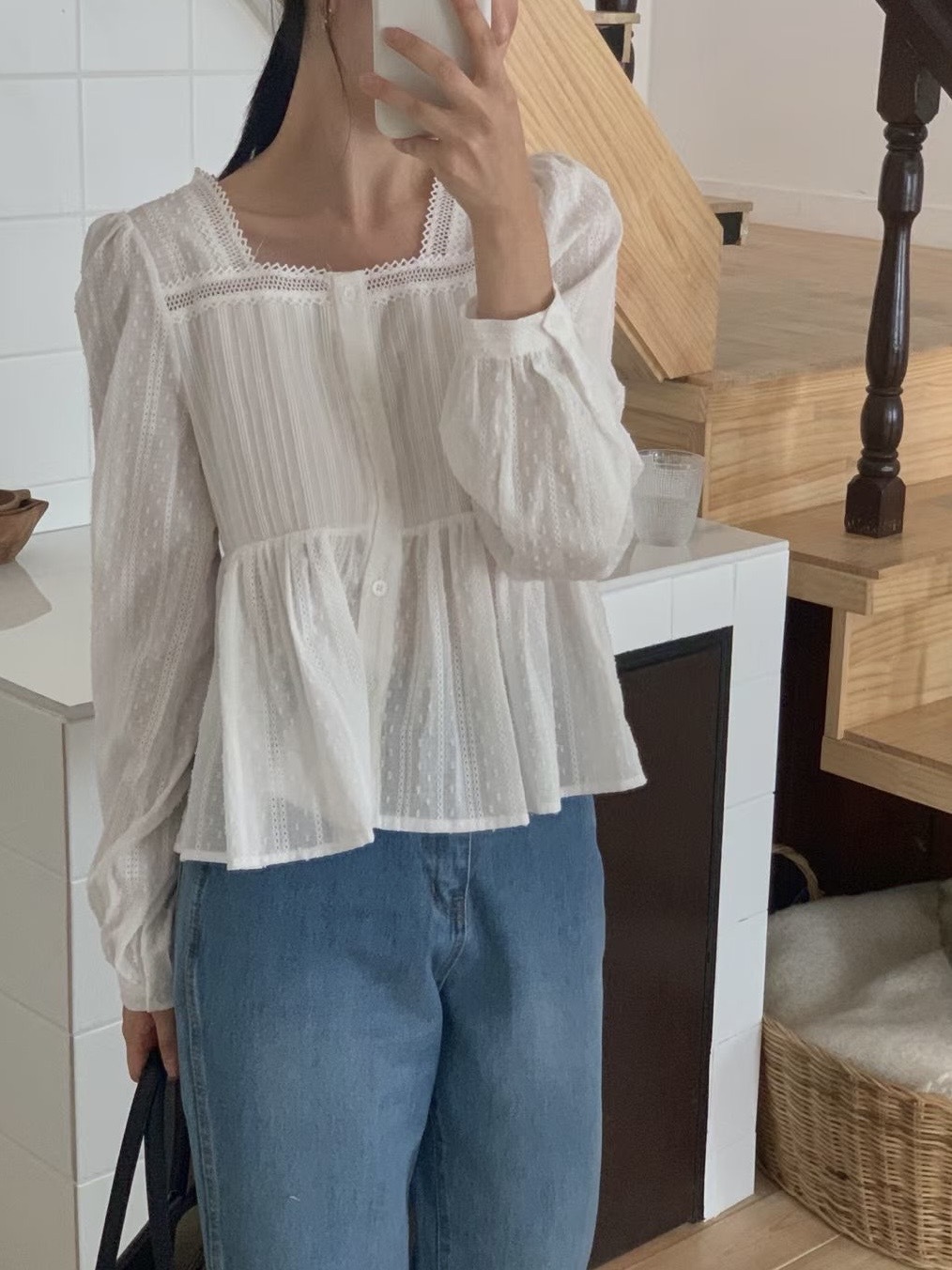 #228N741 滿瀉細節，傘擺 Lace blouse